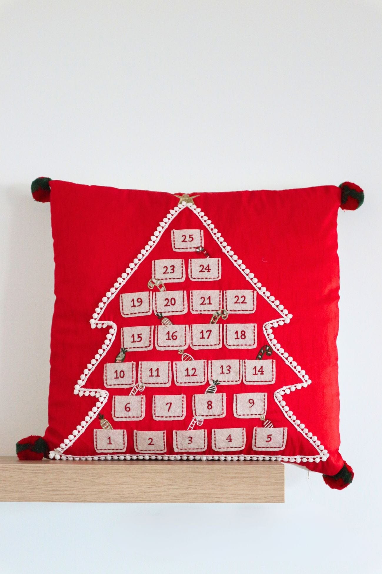 Blanc MariClo' Calendario dell'Avvento Calendario dell'Avvento - Cuscino di Natale rosso con calendario dell'avvento | Blanc MariClo'