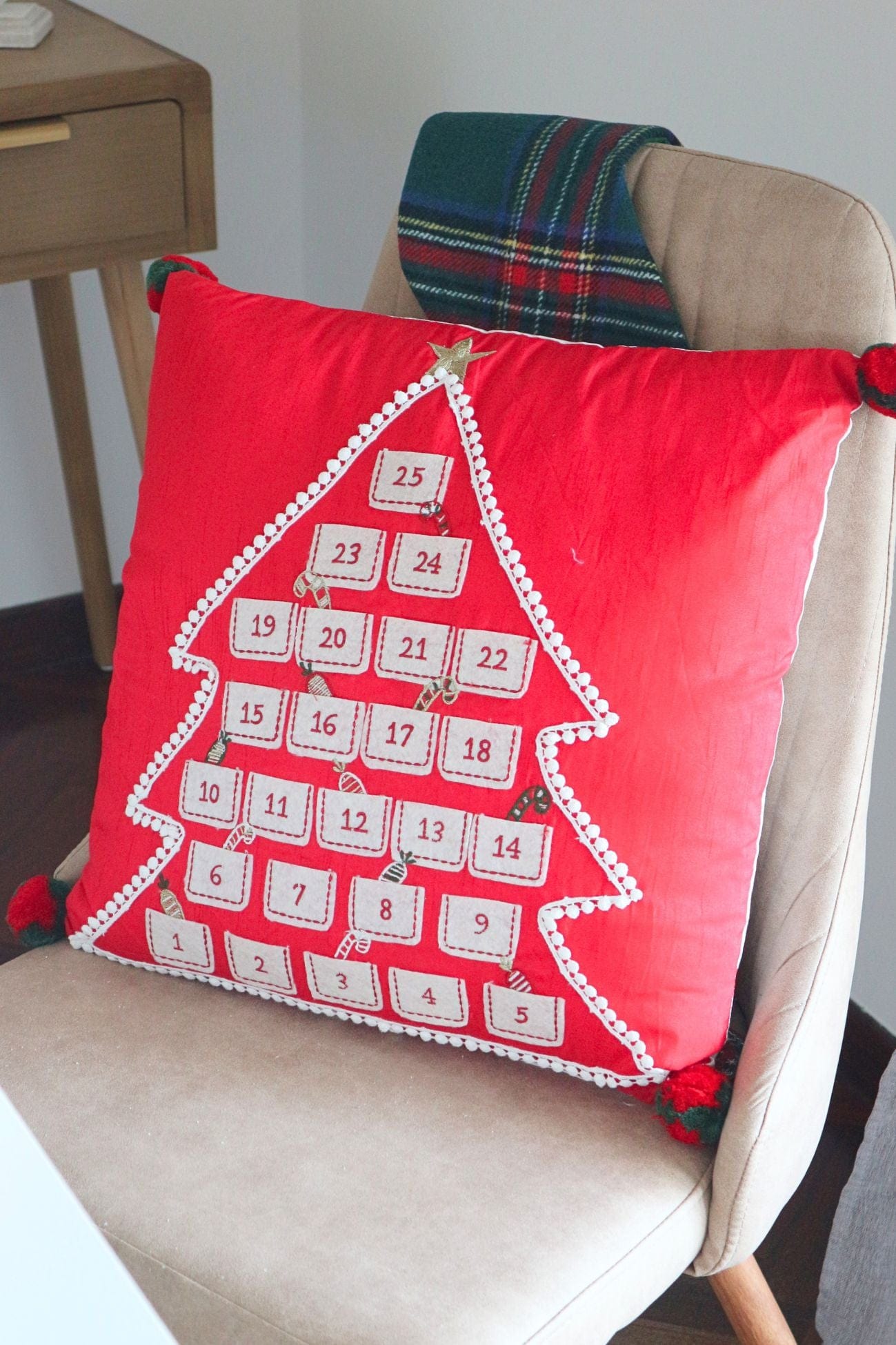 Blanc MariClo' Calendario dell'Avvento Calendario dell'Avvento - Cuscino di Natale rosso con calendario dell'avvento | Blanc MariClo'