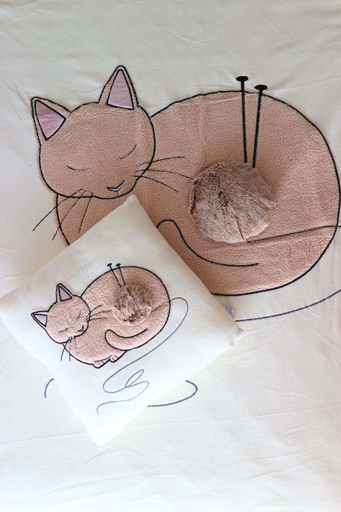 Blanc MariClo' Lovely Pets Lovely Pets - Set plaid e cuscino con decoro gattino ricamato | Blanc MariClo'