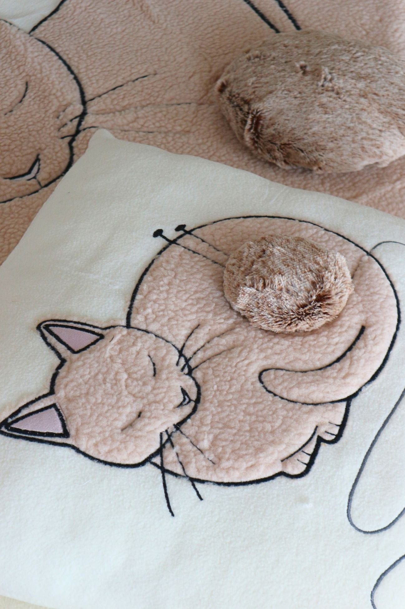 Blanc MariClo' Lovely Pets Lovely Pets - Set plaid e cuscino con decoro gattino ricamato | Blanc MariClo'