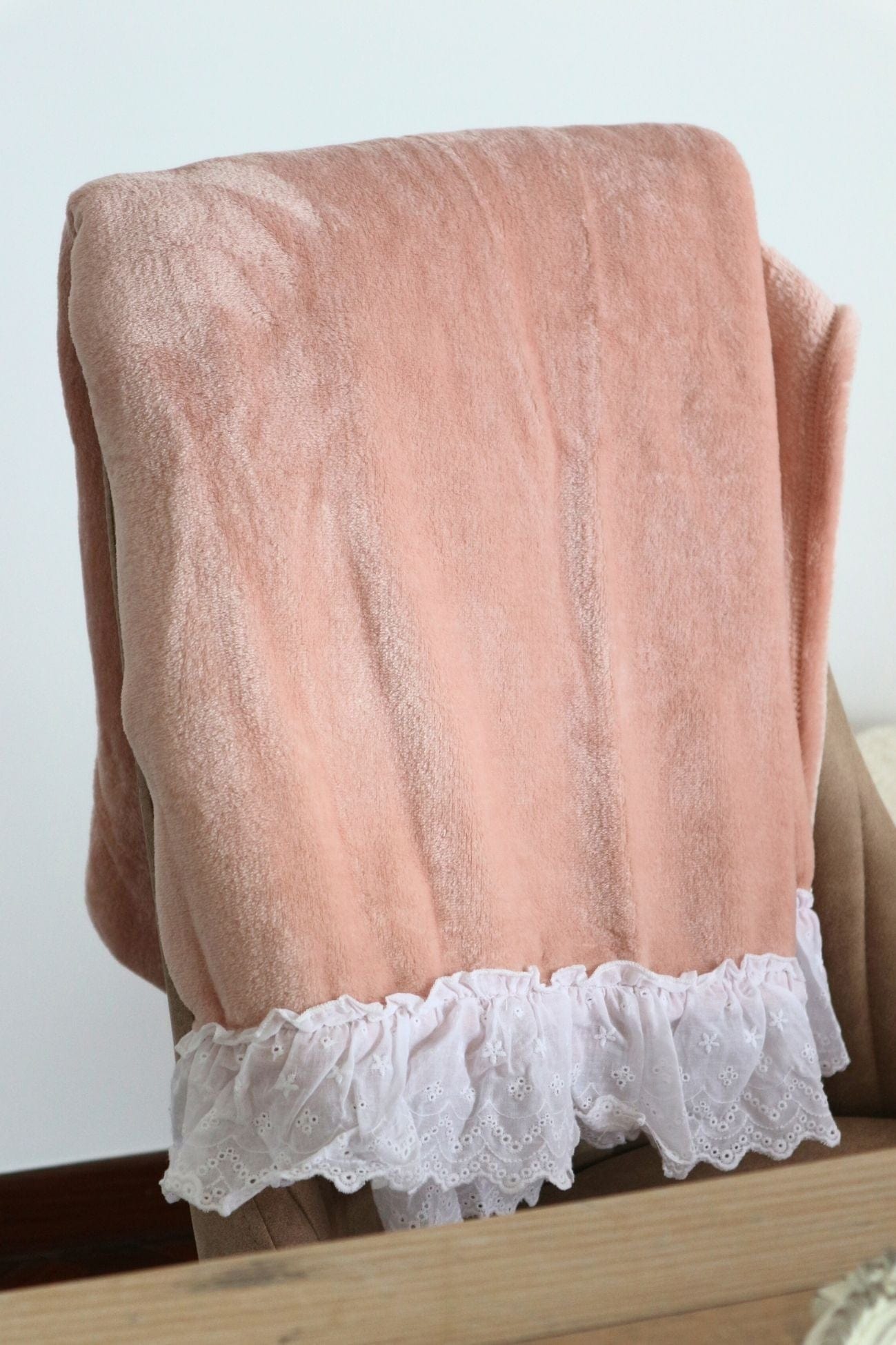 Blanc MariClo' Romantic Frill Romantic Frill - Coperta rosa antico con gala in sangallo 170x140 | Blanc MariClo'