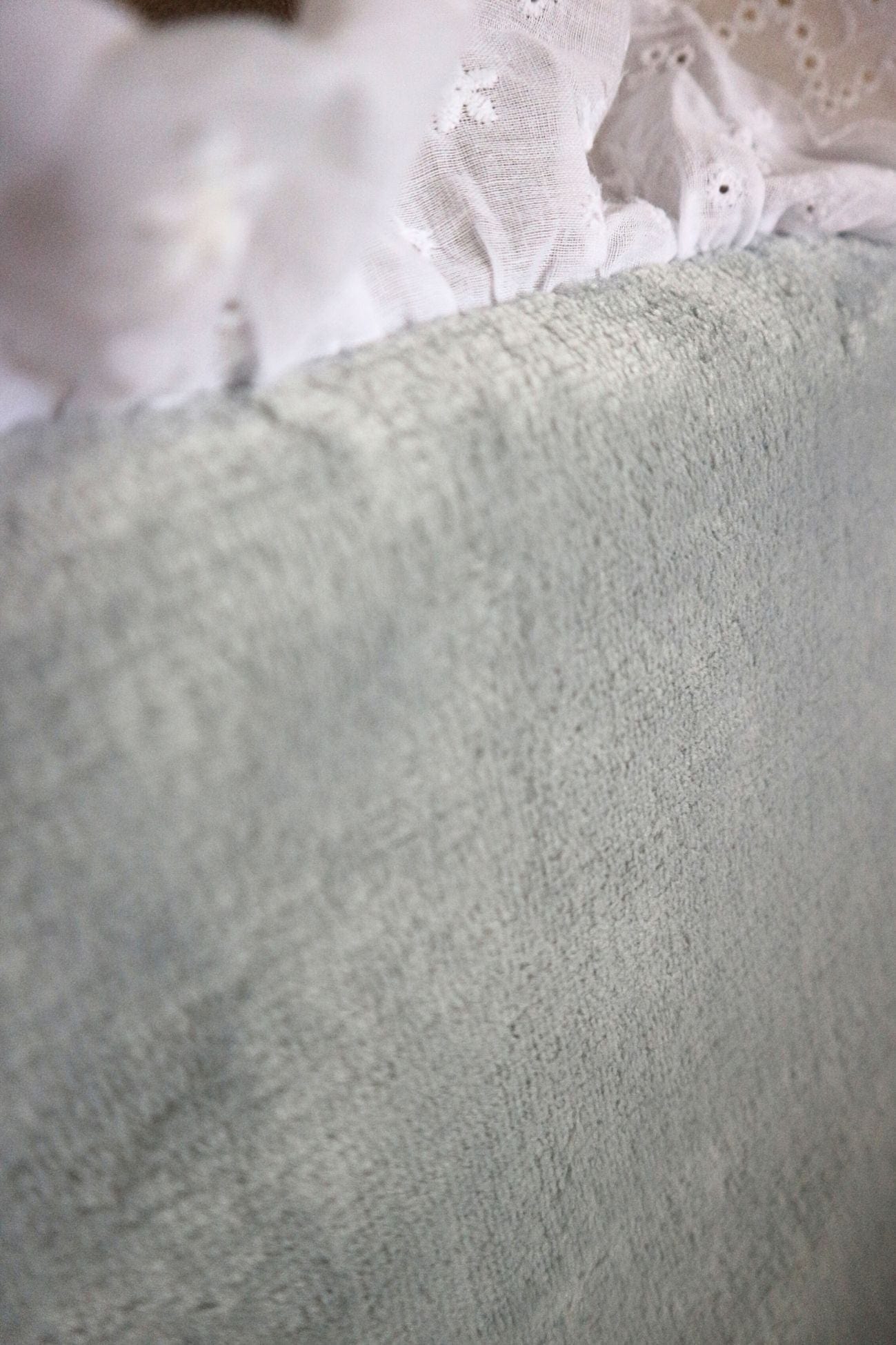 Blanc MariClo' Romantic Frill Romantic Frill - Cuscino azzurro con gala in sangallo 45x45 | Blanc MariClo'