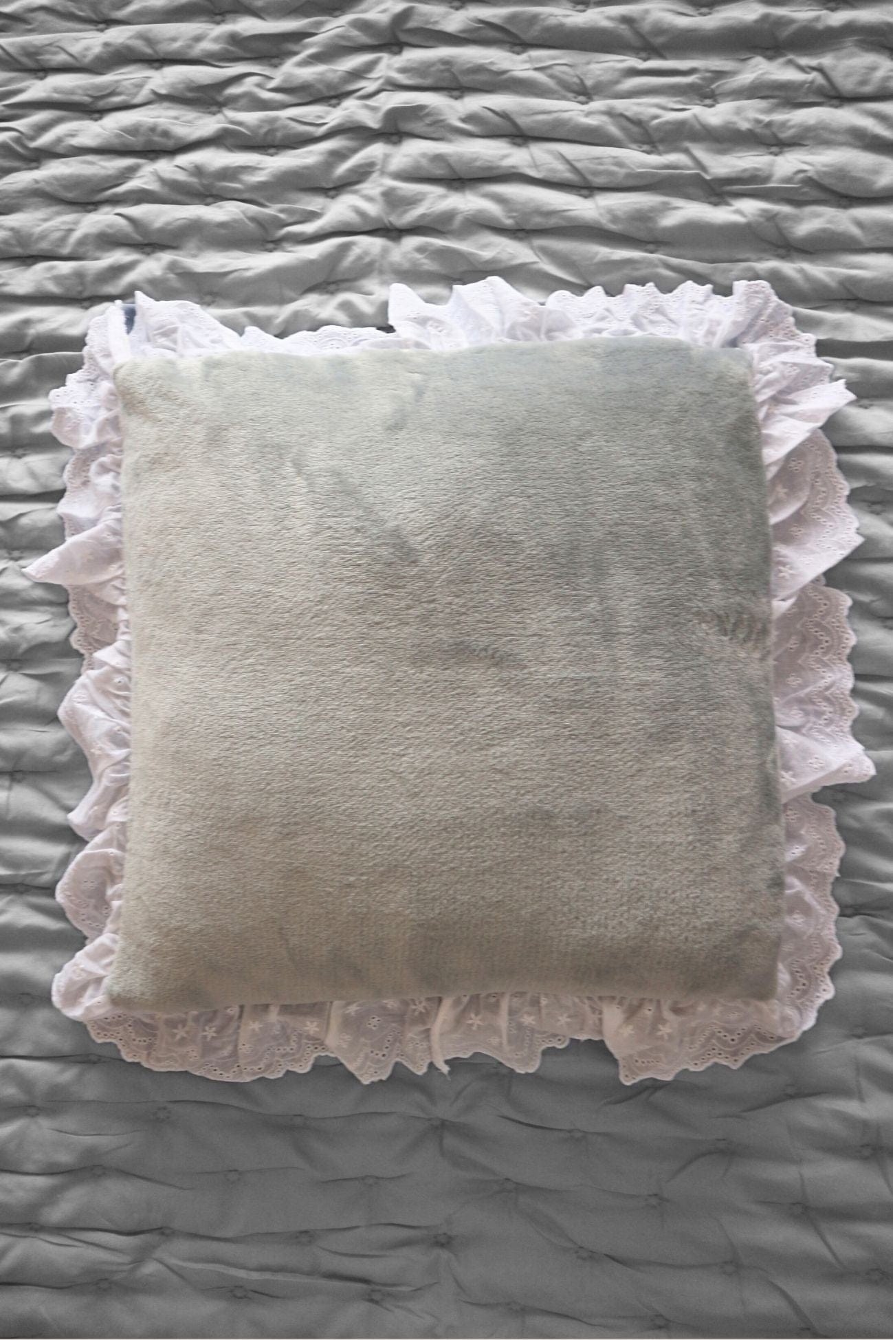 Blanc MariClo' Romantic Frill Romantic Frill - Cuscino azzurro con gala in sangallo 45x45 | Blanc MariClo'