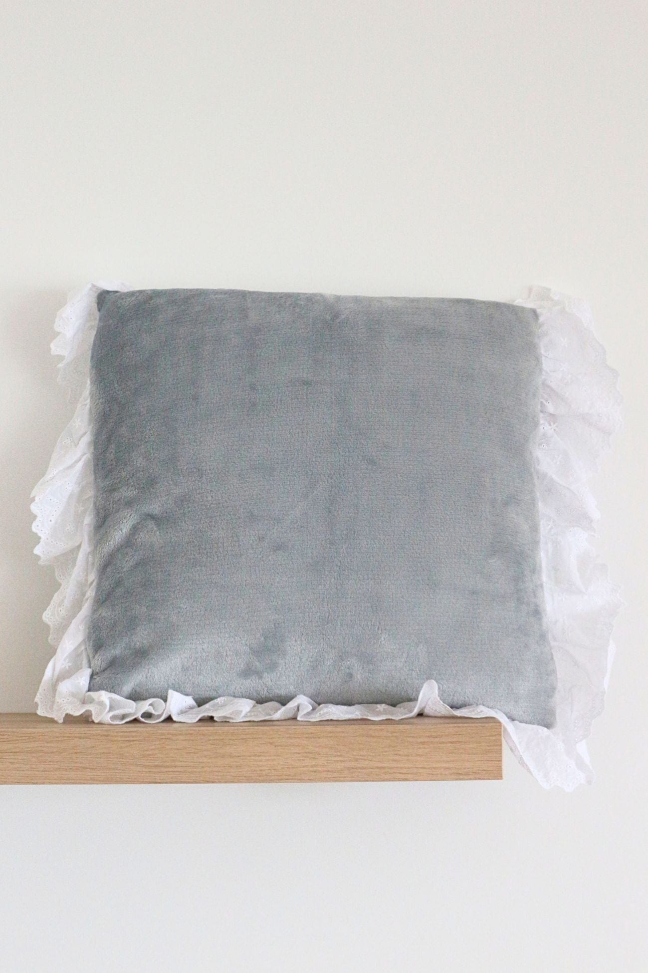 Blanc MariClo' Romantic Frill Romantic Frill - Cuscino azzurro con gala in sangallo 45x45 | Blanc MariClo'