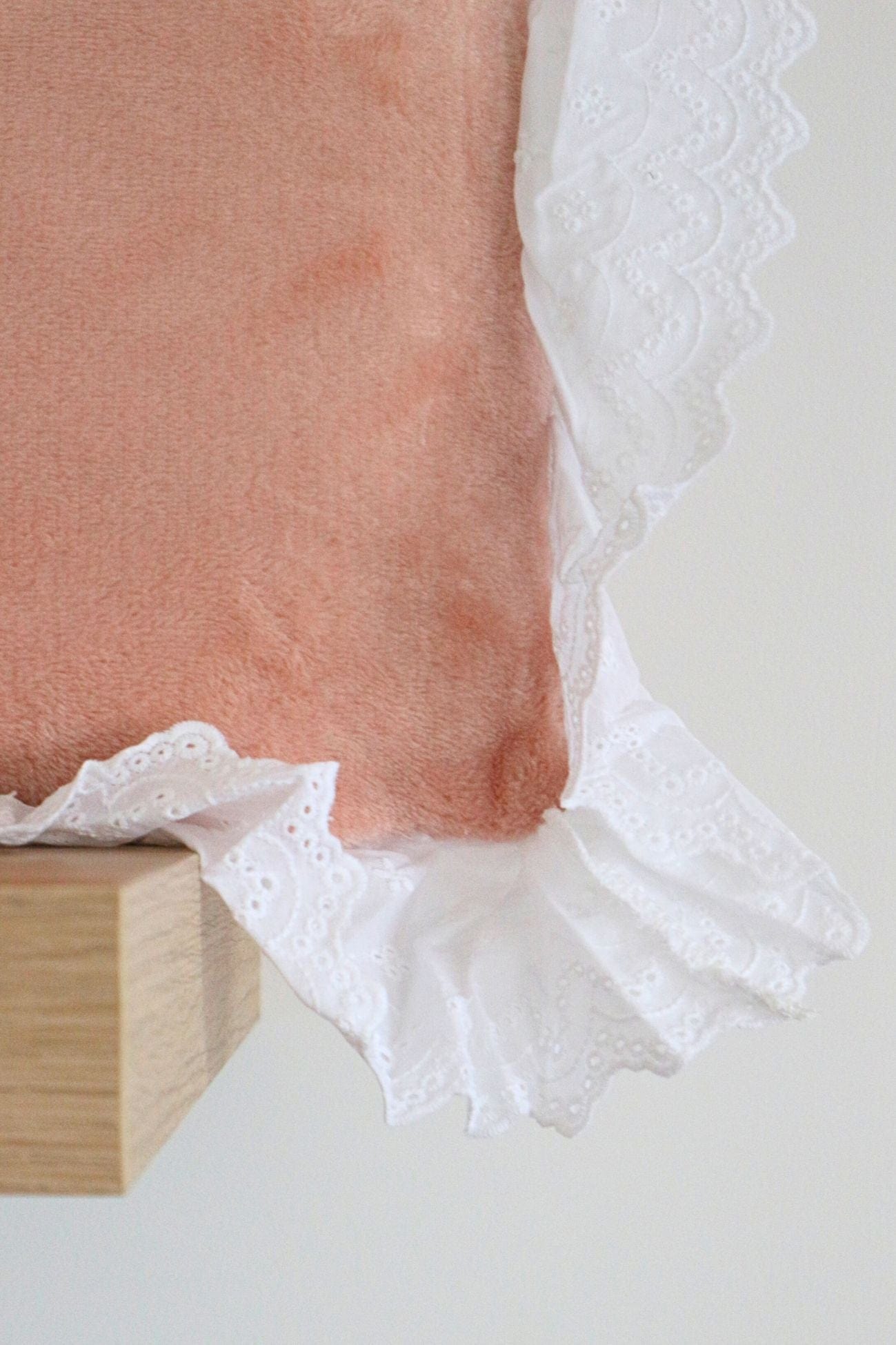 Blanc MariClo' Romantic Frill Romantic Frill - Cuscino rosa antico con gala in sangallo 45x45 | Blanc MariClo'