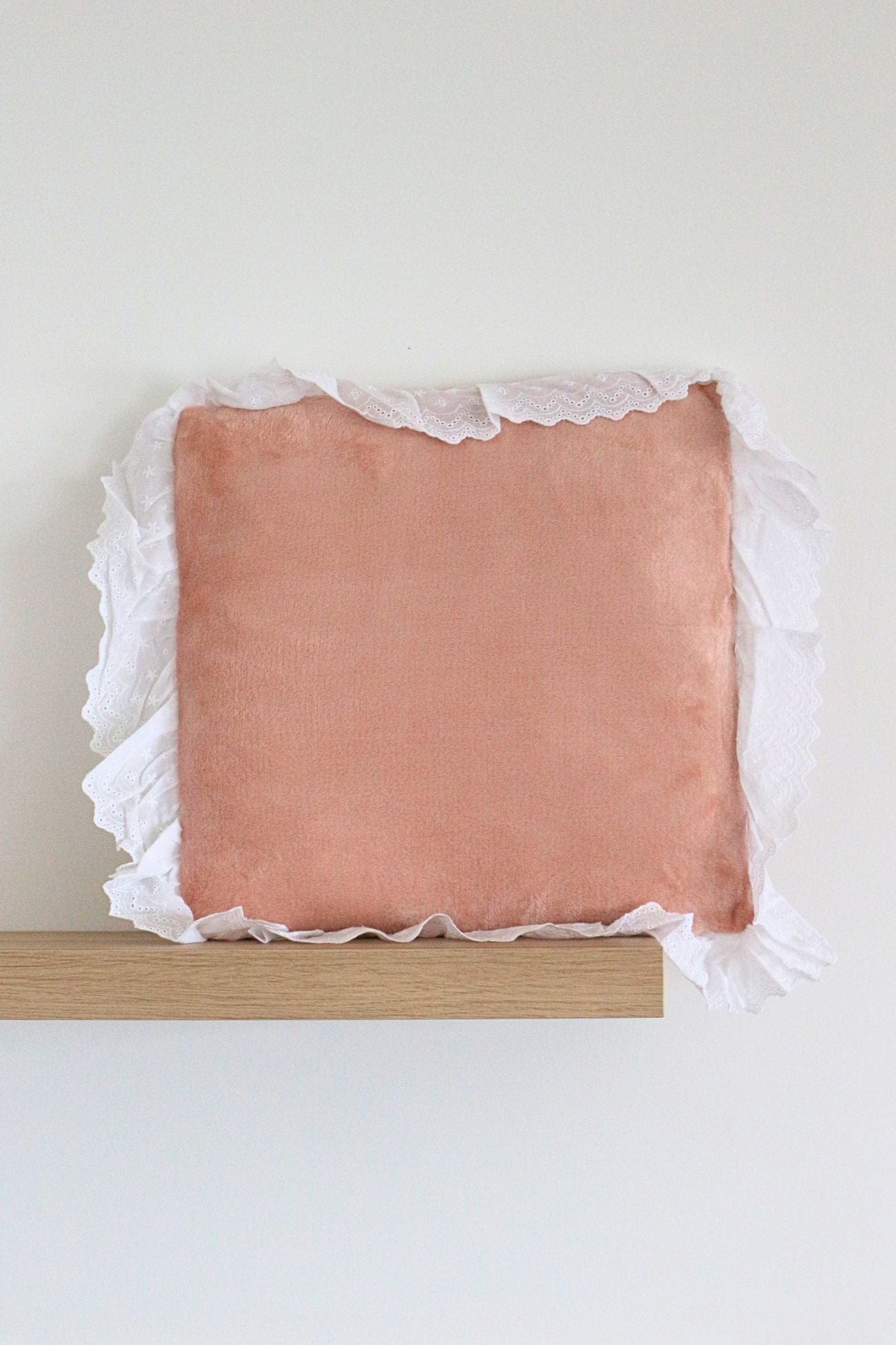 Blanc MariClo' Romantic Frill Romantic Frill - Cuscino rosa antico con gala in sangallo 45x45 | Blanc MariClo'