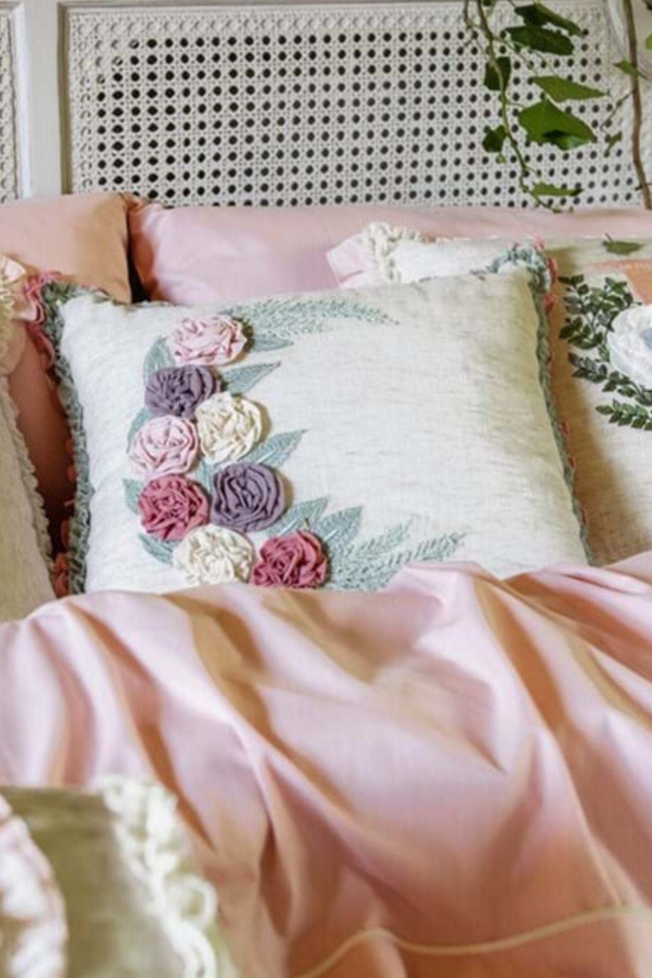 Blanc MariClo' Sapphire Sapphire - Cuscino arredo imbottito con ricamo floreale