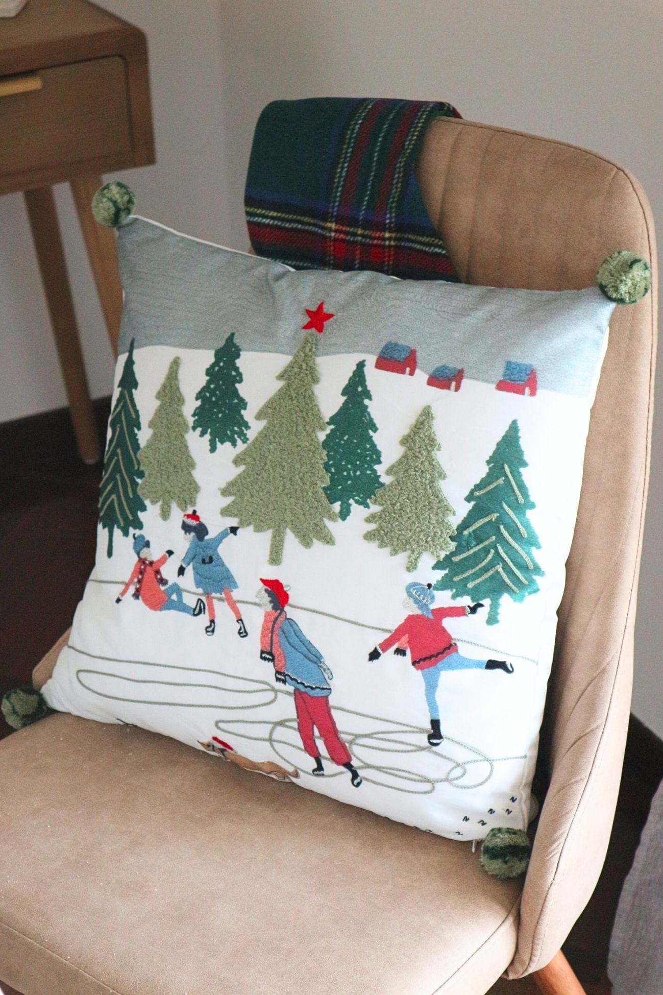 Blanc MariClo' Skier Skier - Cuscino di Natale con pompon e sciatori | Blanc MariClo'