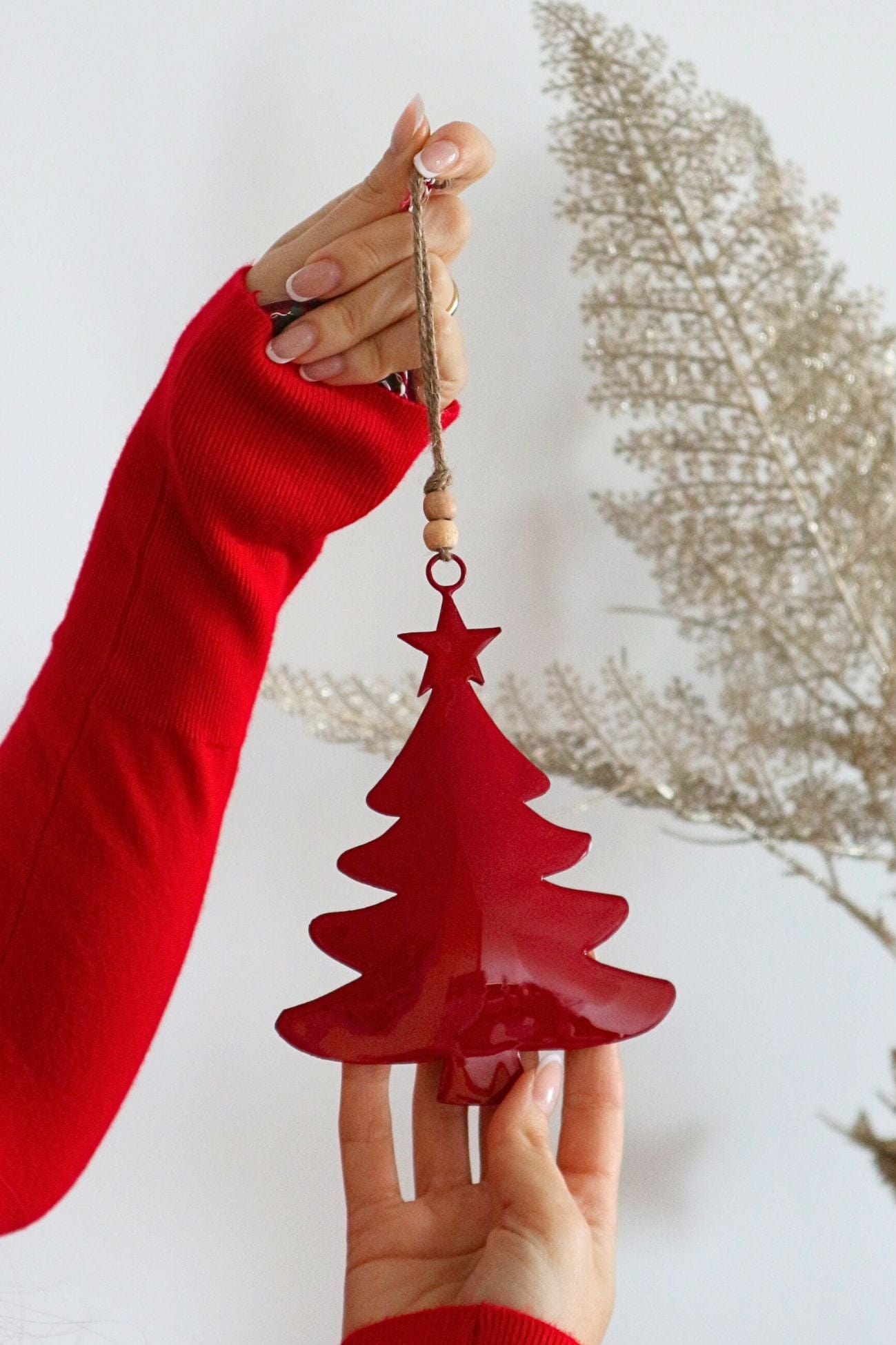 Blanc MariClo' Storie di Cantastorie Storie di Cantastorie - Ciondolo natalizio rosso ad alberello in latta | Blanc MariClo'