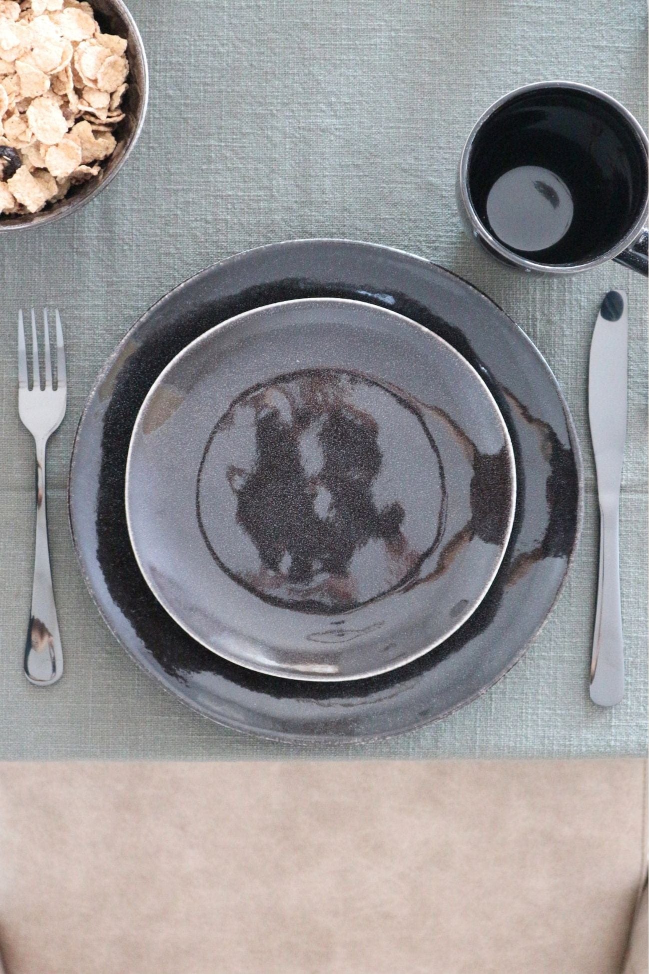 Broste Copenhagen Nordic Coal Nordic Coal - Piatto piano in gres porcellanato in stile scandinavo | Broste Copenhagen