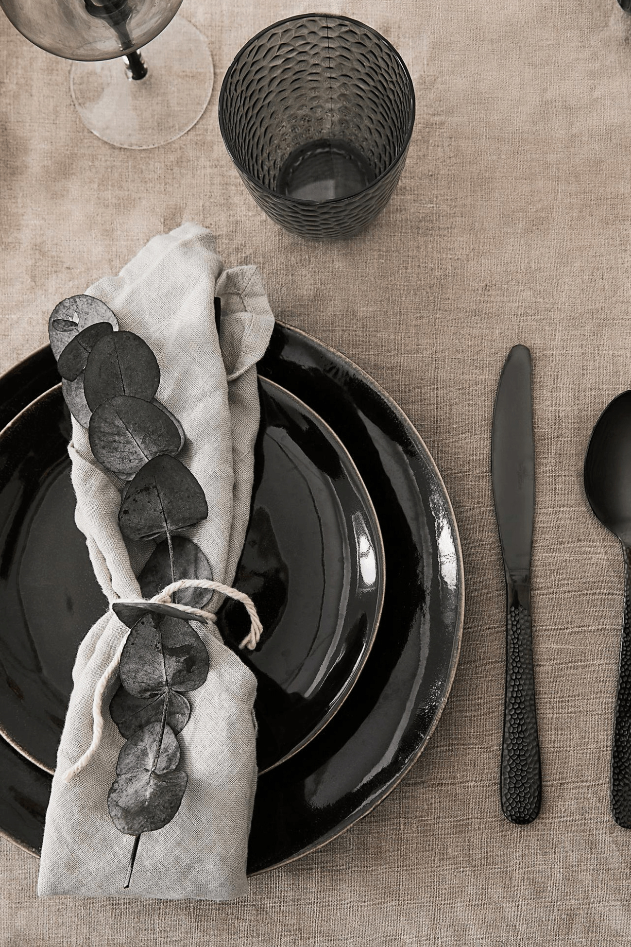 Broste Copenhagen Nordic Coal Piatto piano in gres porcellanato in stile scandinavo