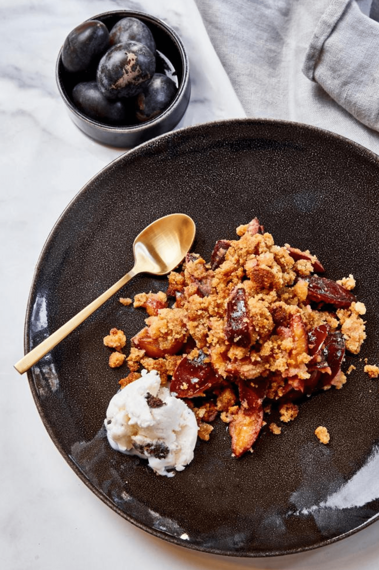 Broste Copenhagen Nordic Coal Piatto piano in gres porcellanato in stile scandinavo