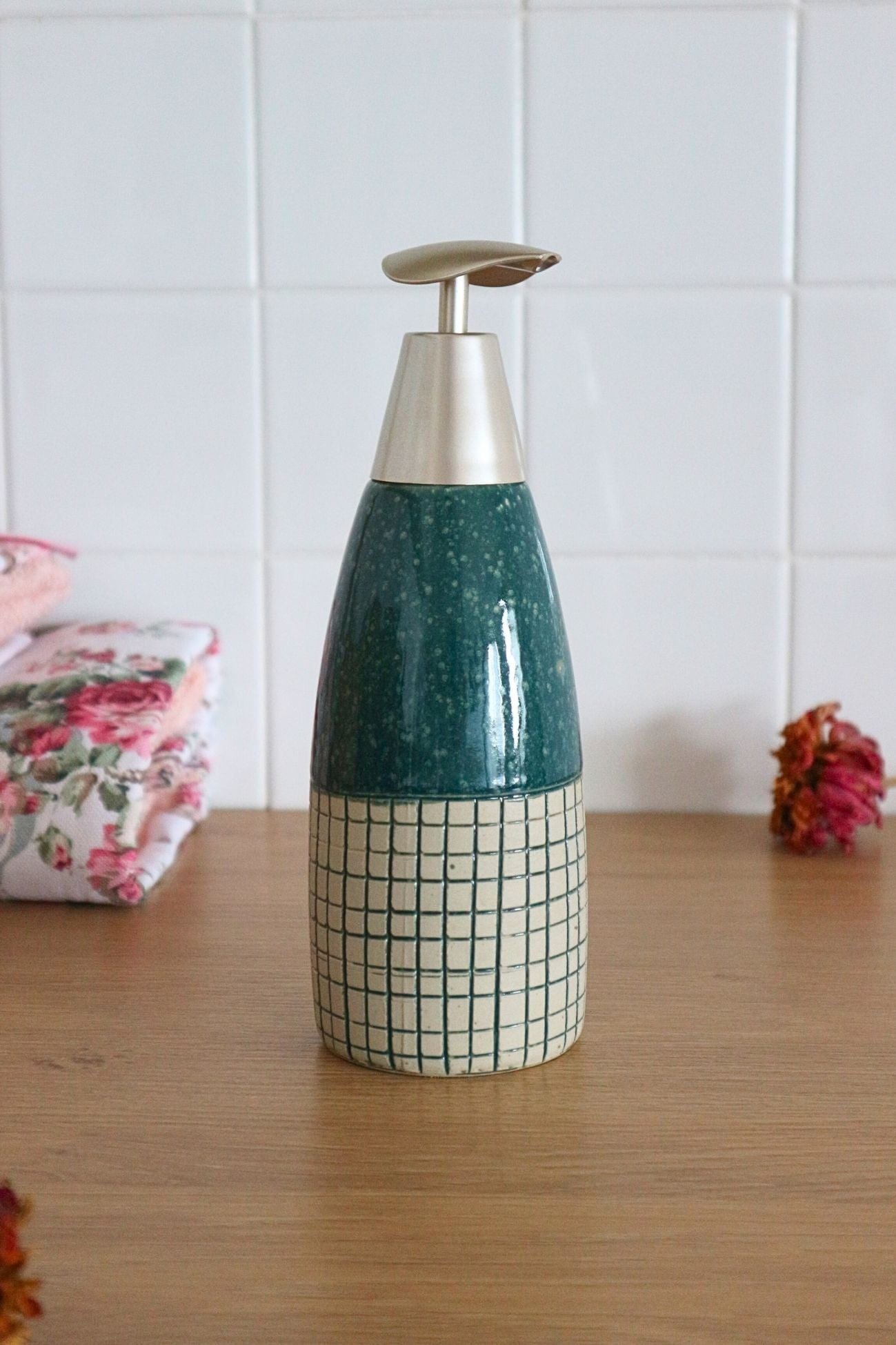 Item International Alden Dosatore di sapone con portaspazzolino azzurro e bianco a quadri