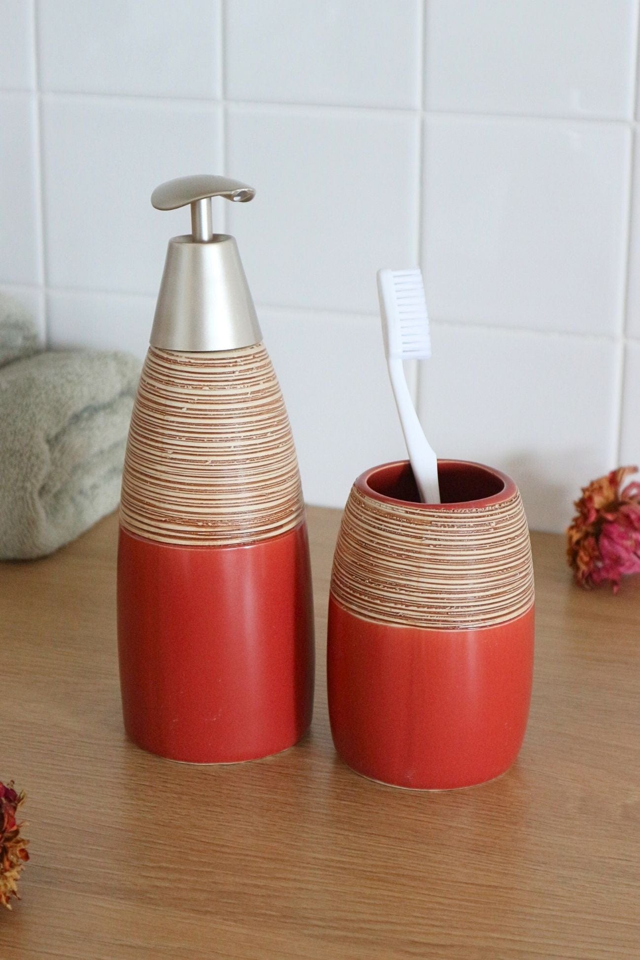 Item International Alden Dosatore di sapone con portaspazzolino rosso e legno