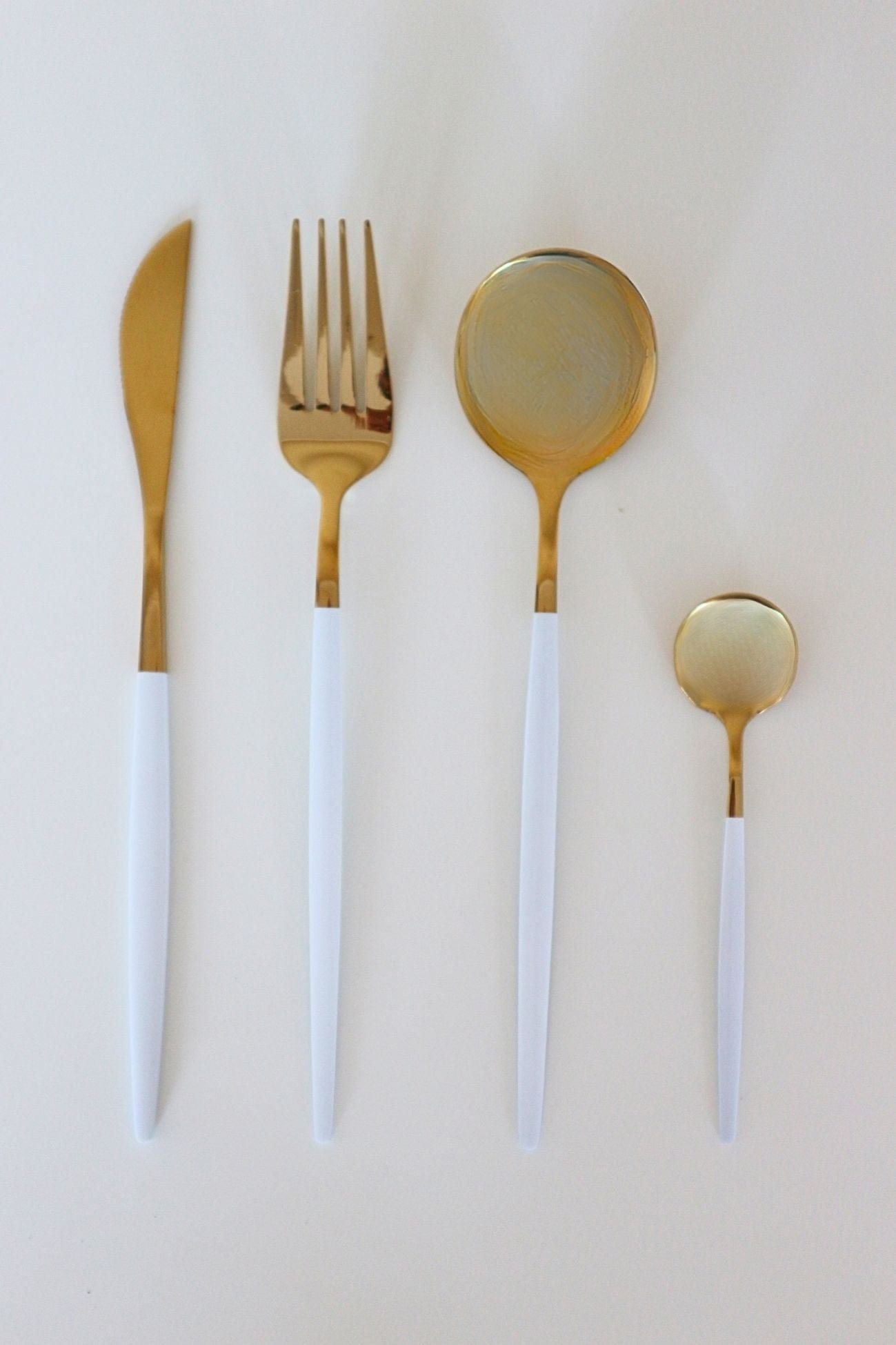 Item International Amaka Amaka - Set di 16 posate in acciaio inox dorato e manico bianco per 4 persone | Item International