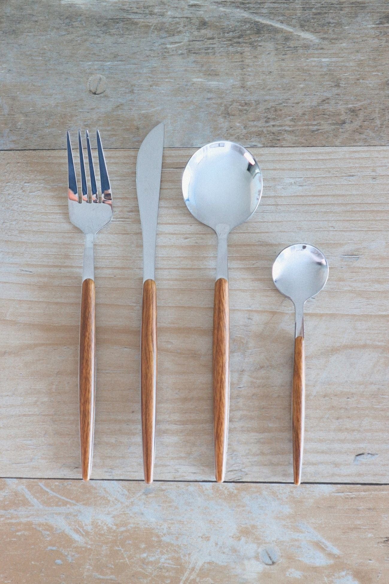 Item International Amaka Set di 16 posate in acciaio inox e manico in legno per 4 persone