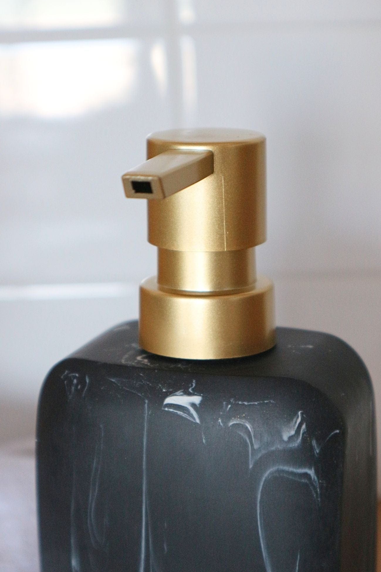 Item International Aron Dosatore di sapone in finto marmo nero e finiture dorate