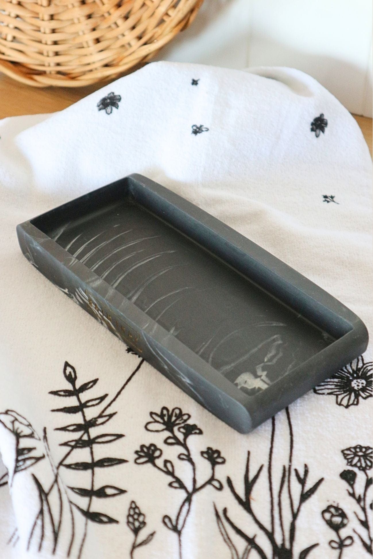 Item International Aron Portasapone in finto marmo nero e finiture dorate