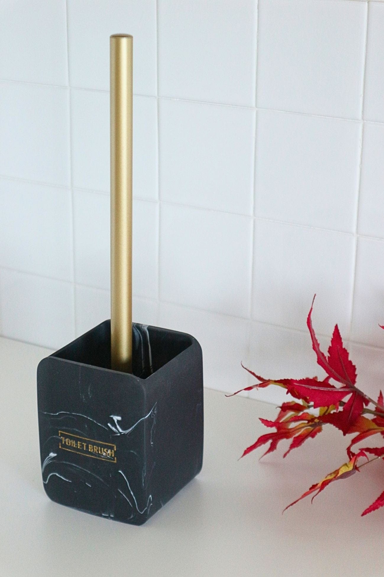 Item International Aron Scopino in finto marmo nero e finiture dorate