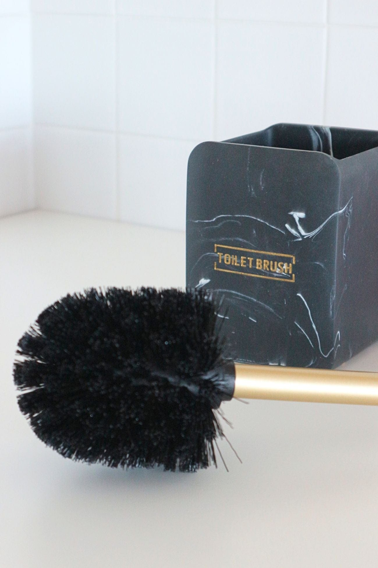 Item International Aron Scopino in finto marmo nero e finiture dorate