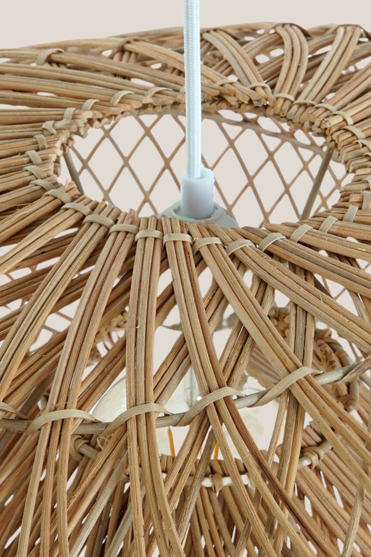 Item International Bayley Bayley - Lampadario in metallo bianco e rattan naturale | Item International