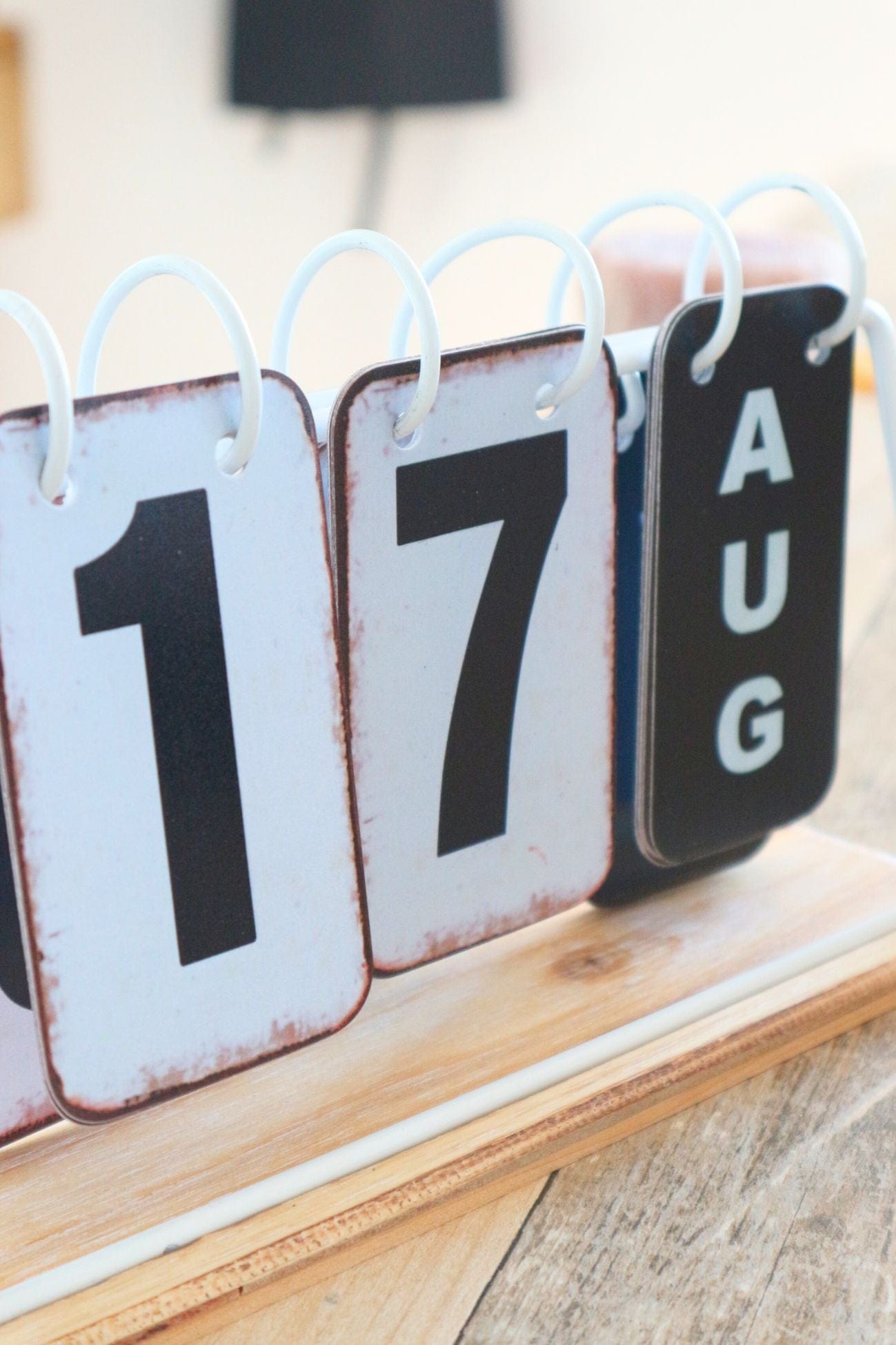 Item International Benny Benny - Calendario da scrivania vintage in ferro bianco | Item International