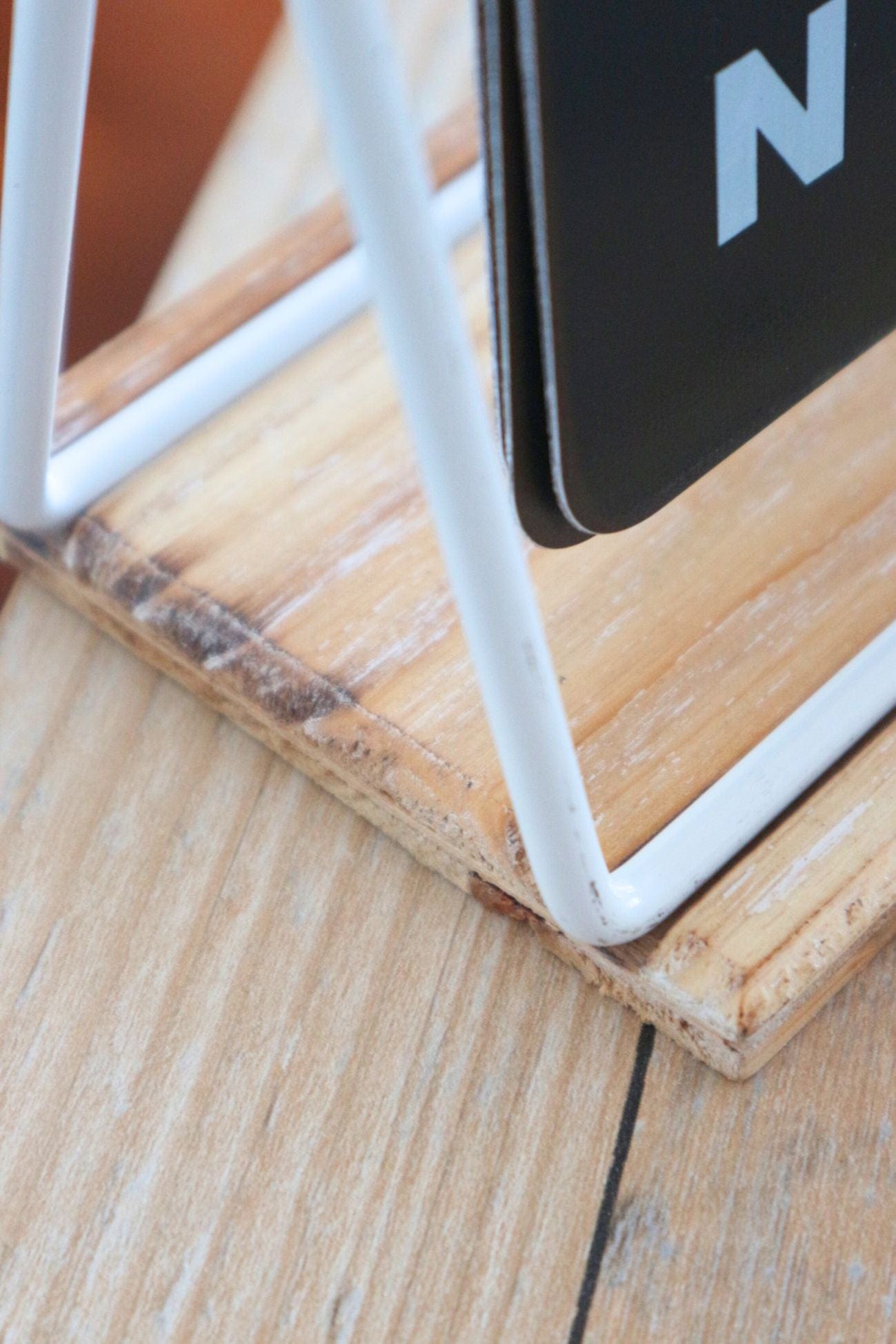 Item International Benny Benny - Calendario da scrivania vintage in ferro bianco | Item International