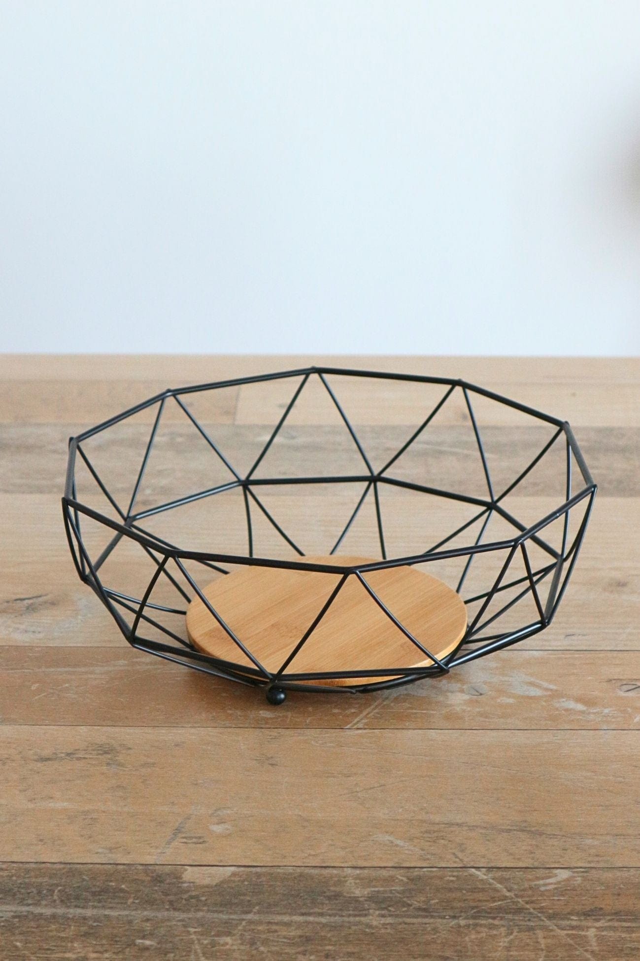 Item International Carol Carol - Portafrutta in metallo nero e base in legno | Item International