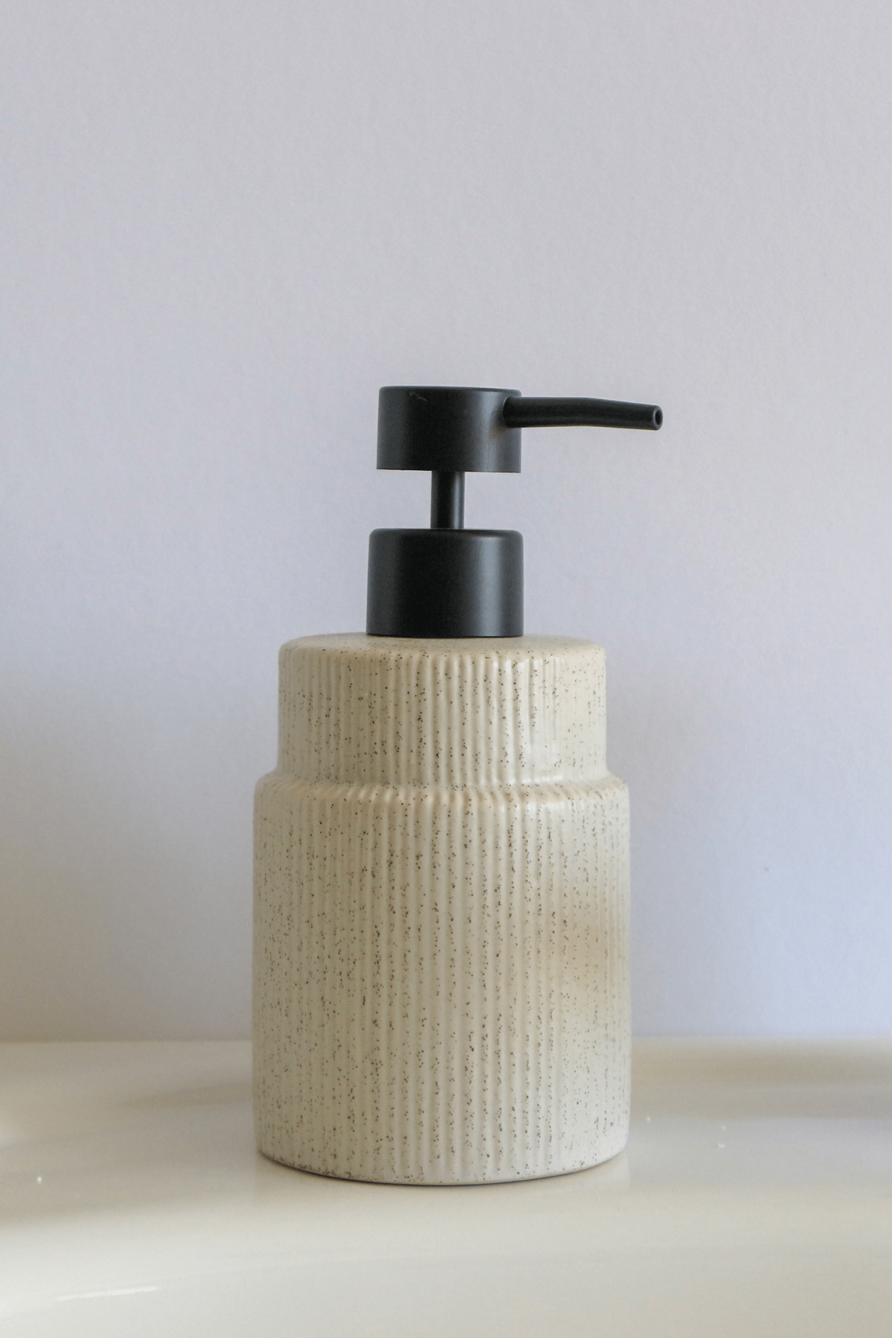 Item International Cora Dosatore di sapone in gres porcellanato grigio chiaro