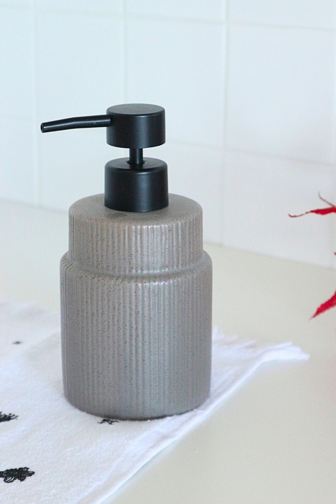 Item International Cora Cora - Dosatore di sapone in gres porcellanato grigio scuro | Item International