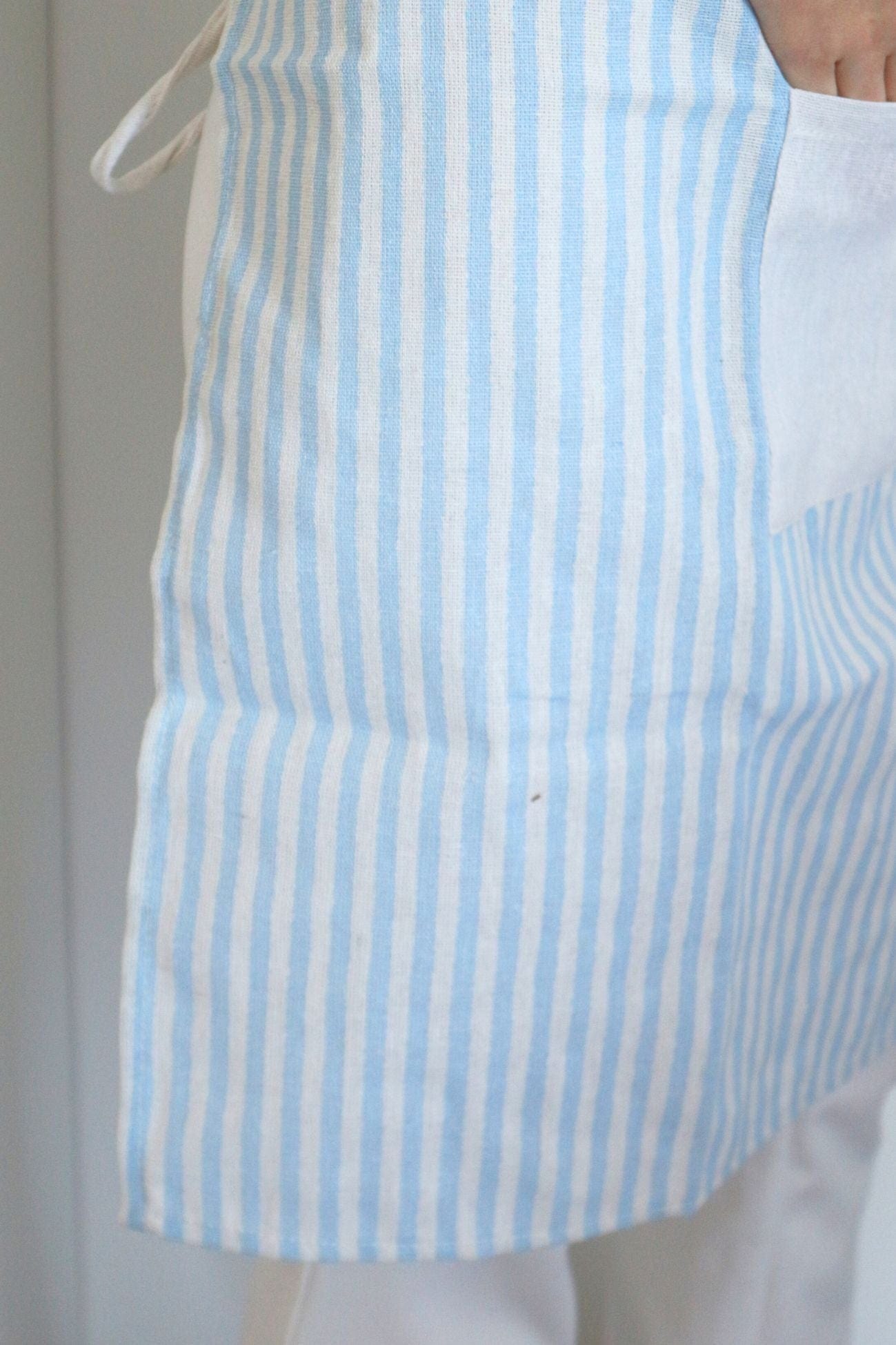 Item International Emilie Emilie - Grembiule azzurro a righe con tasca | Item International