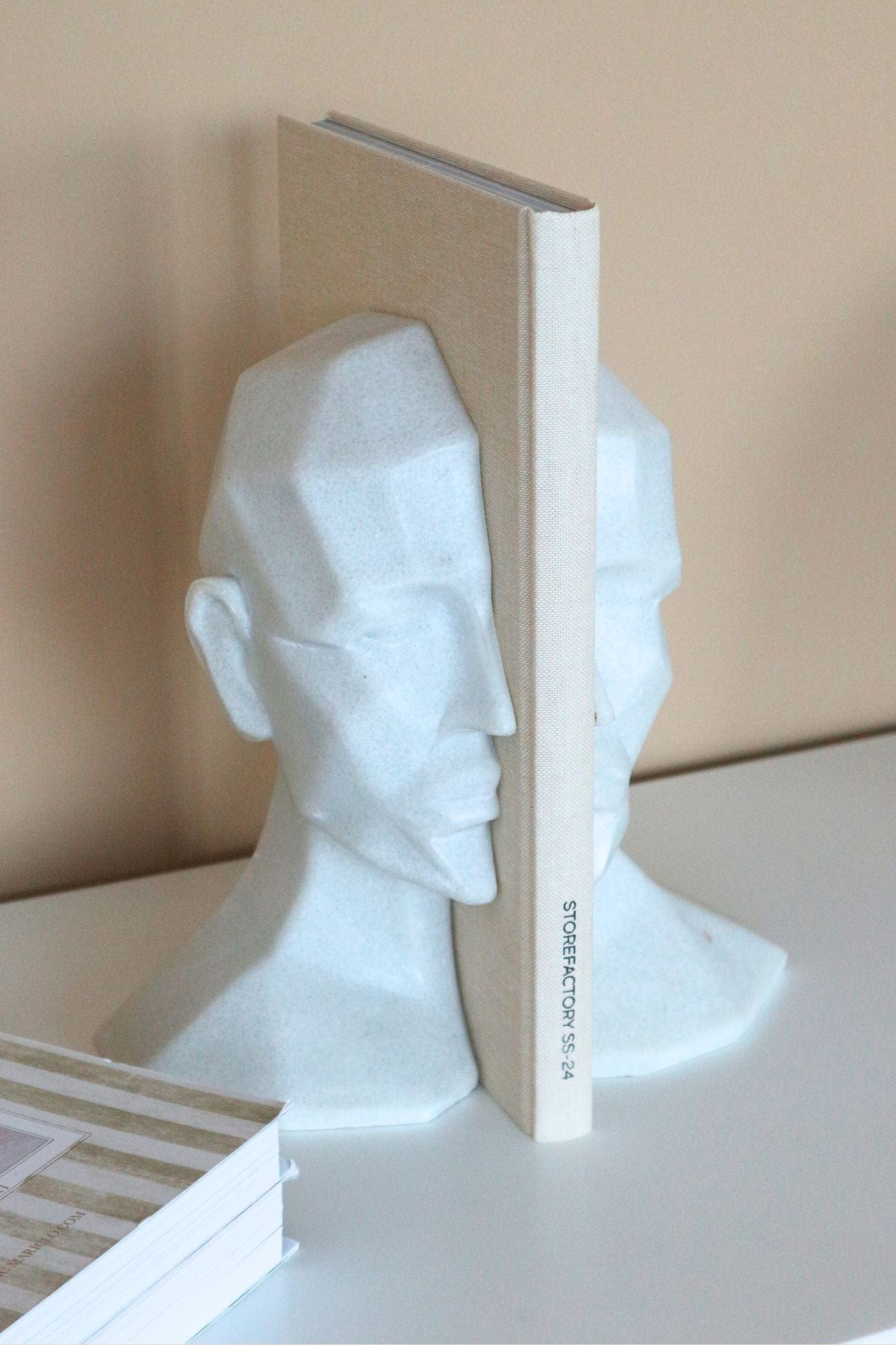 Item International Ferdinand Ferdinand - Set di 2 fermalibri a forma di viso geometrico | Item International