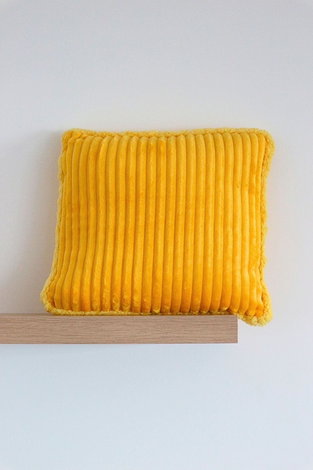 Item International Flaus Flaus - Cuscino arredo imbottito giallo ocra | Item International