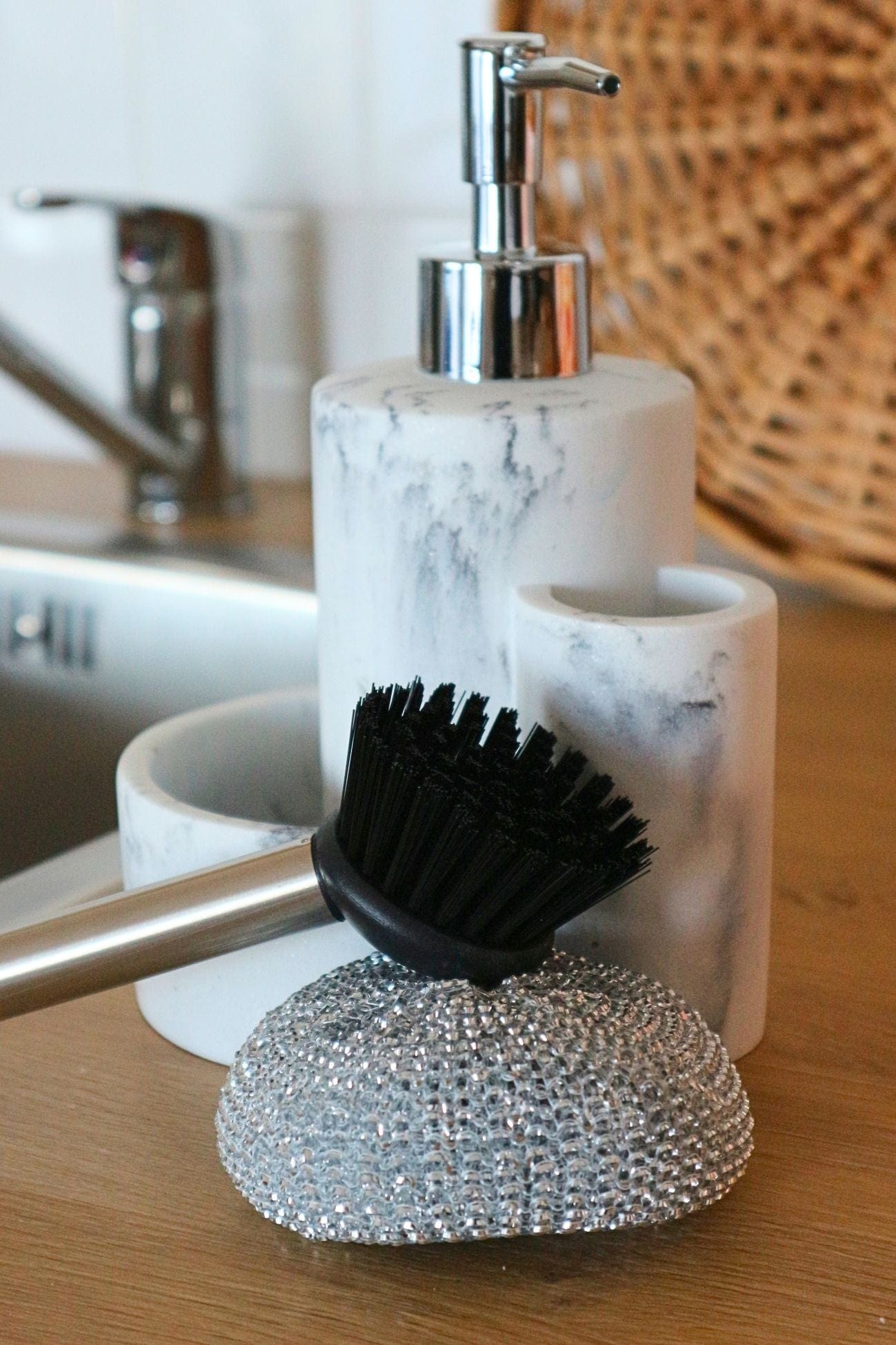 Item International Fran Fran - Dosatore di sapone in resina con spazzola e spugna abrasiva | Item International