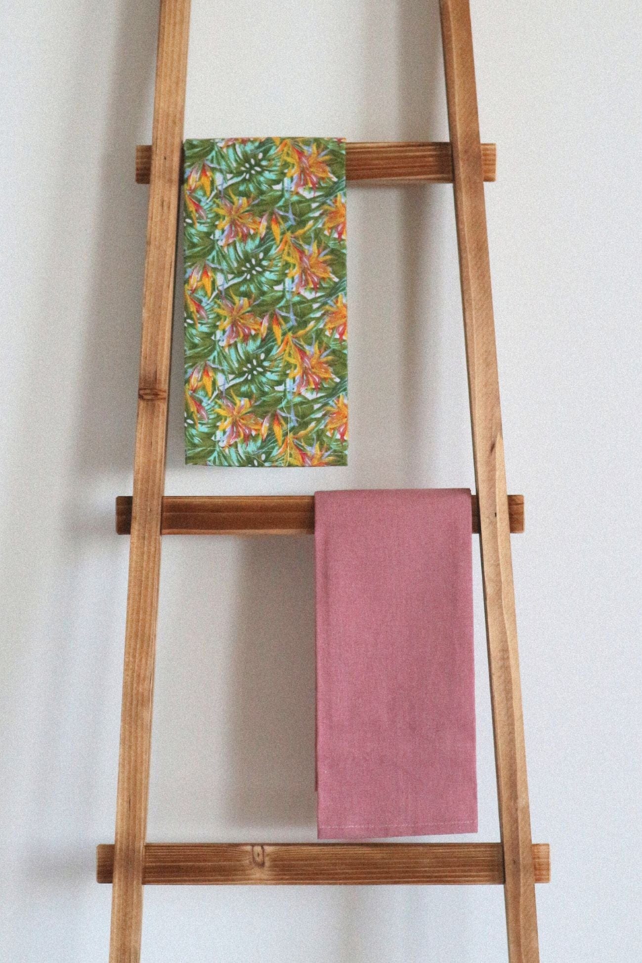 Item International Galia Galia - Set di 2 strofinacci in cotone verde e rosa con motivo floreale | Item International