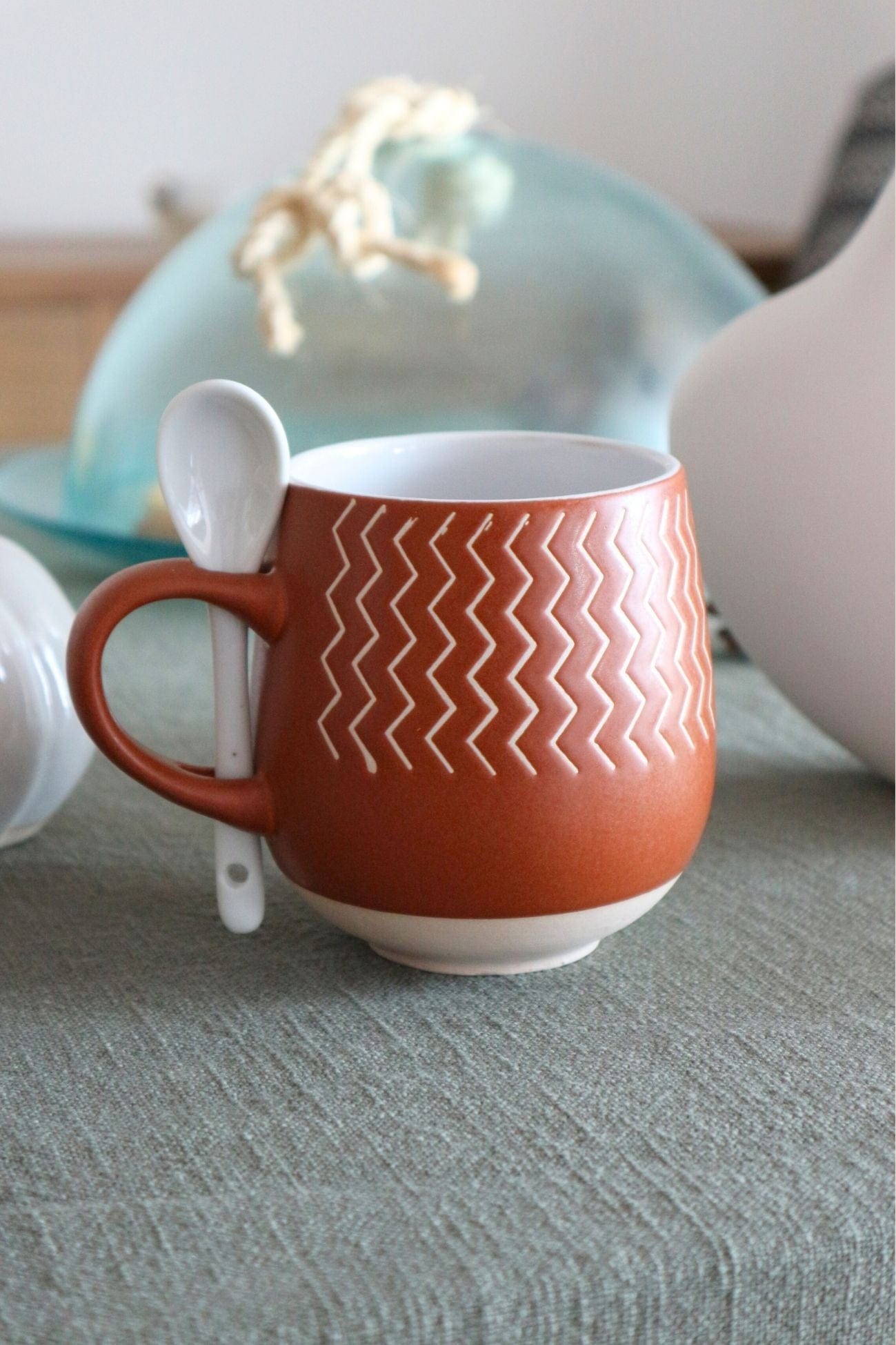 Item International Ginevra Ginevra - Tazza in porcellana marrone con base beige e cucchiaio 430ml | Item International