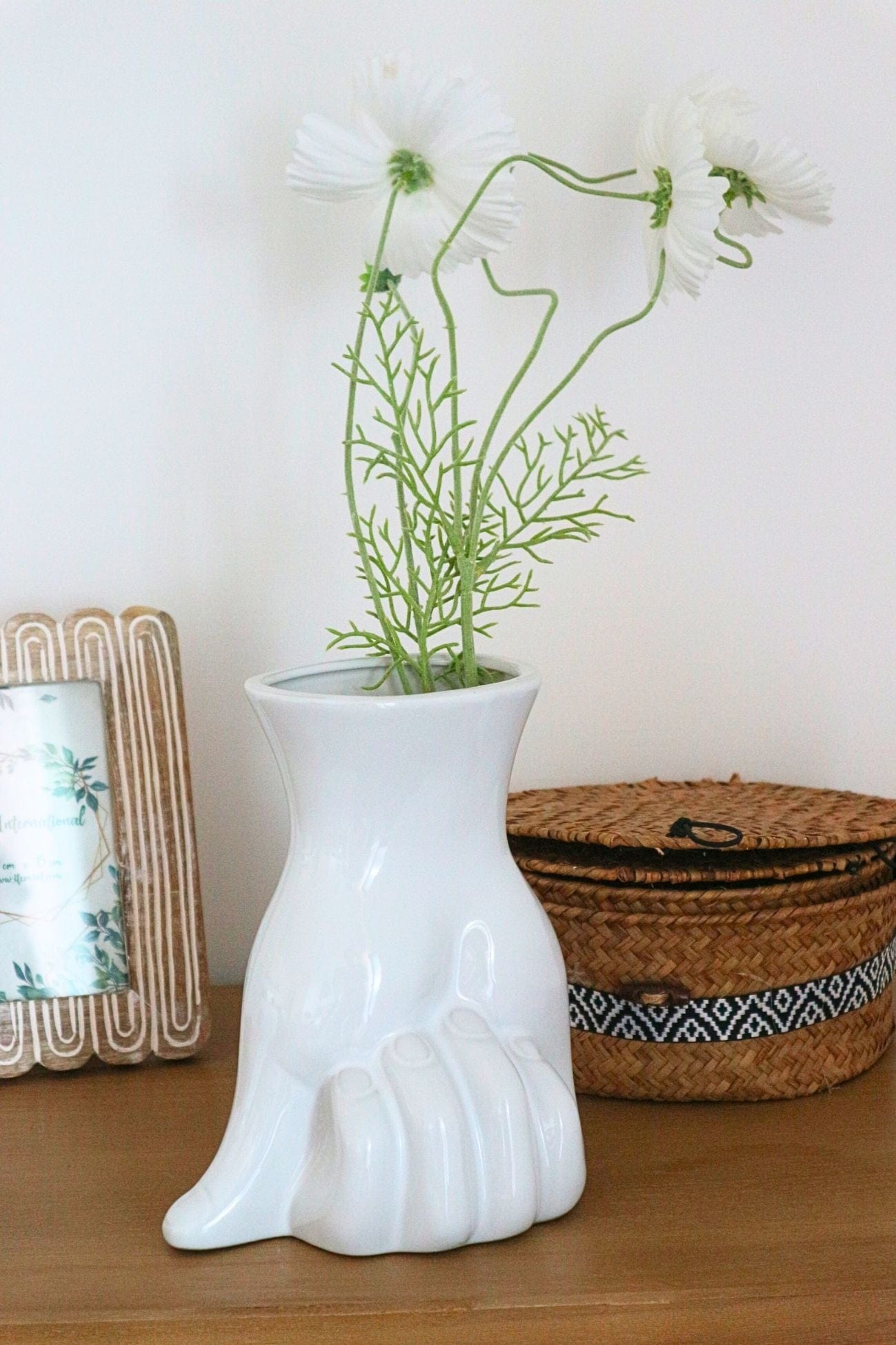 Item International Ira Ira - Vaso in ceramica bianca a forma di mano | Item International