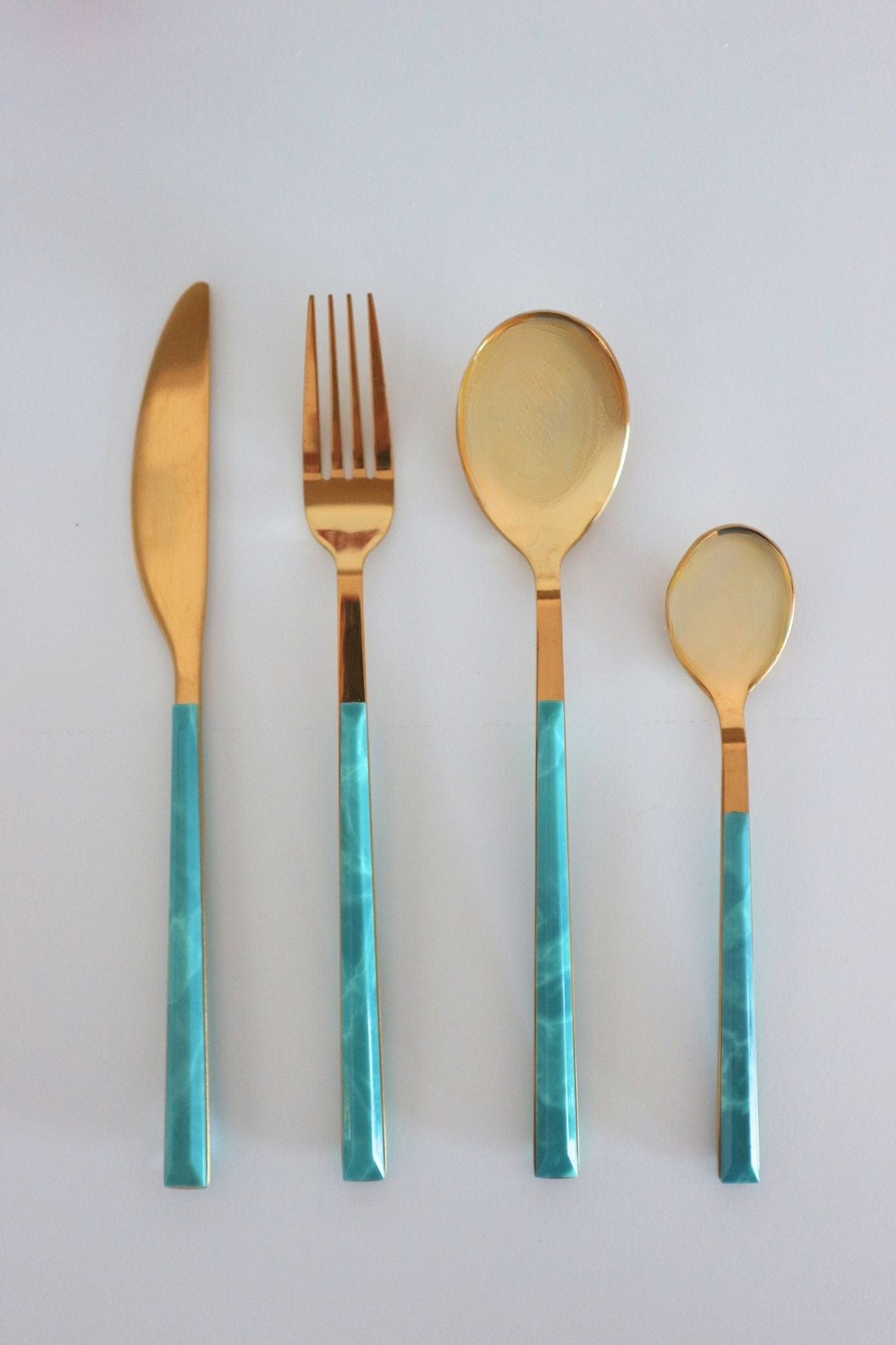 Item International Jade Jade - Set di 16 posate in acciaio inox dorato e manico verde per 4 persone | Item International