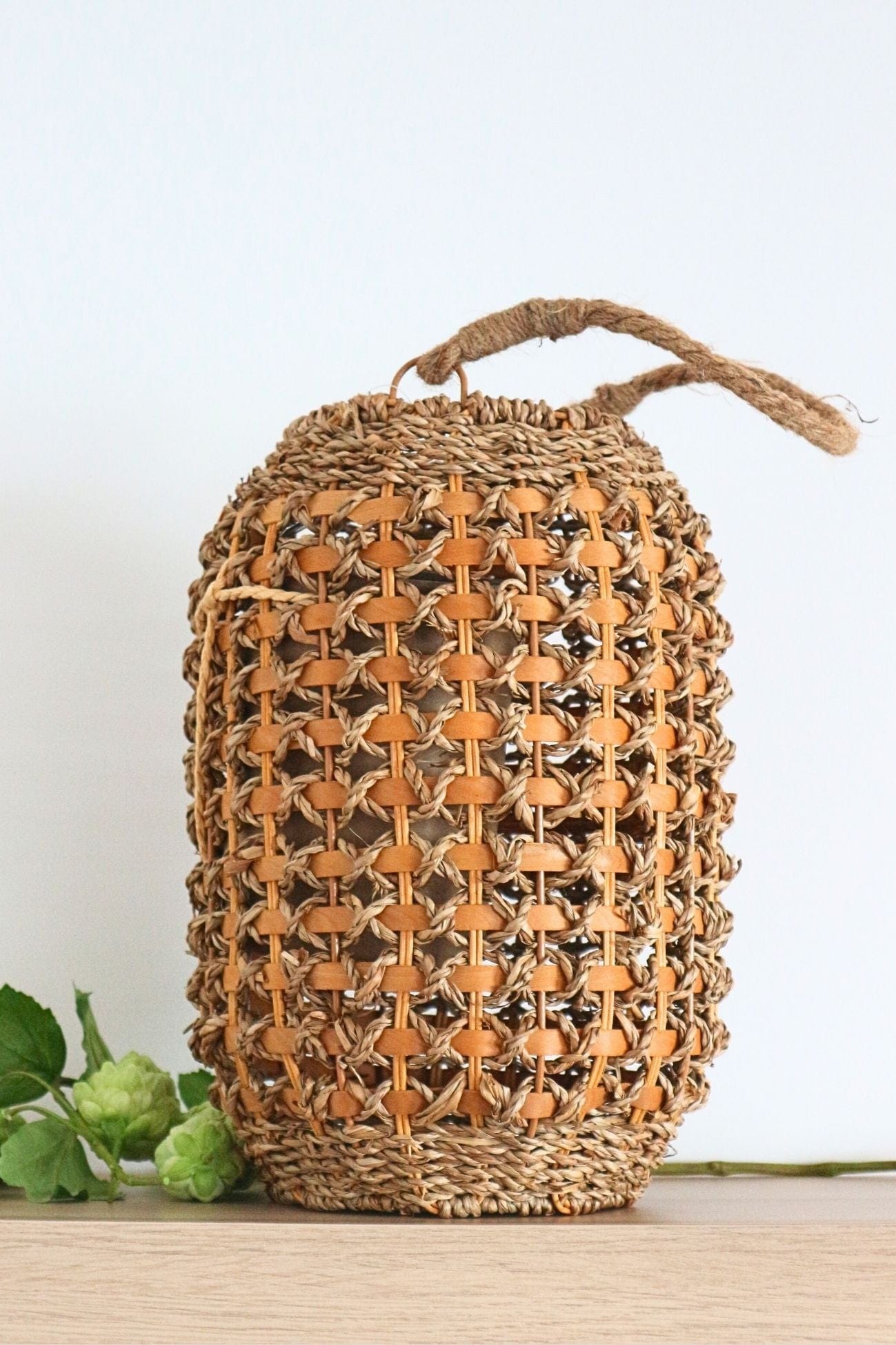 Item International Jarik Jarik - Lanterna intrecciata in fibra naturale | Item International