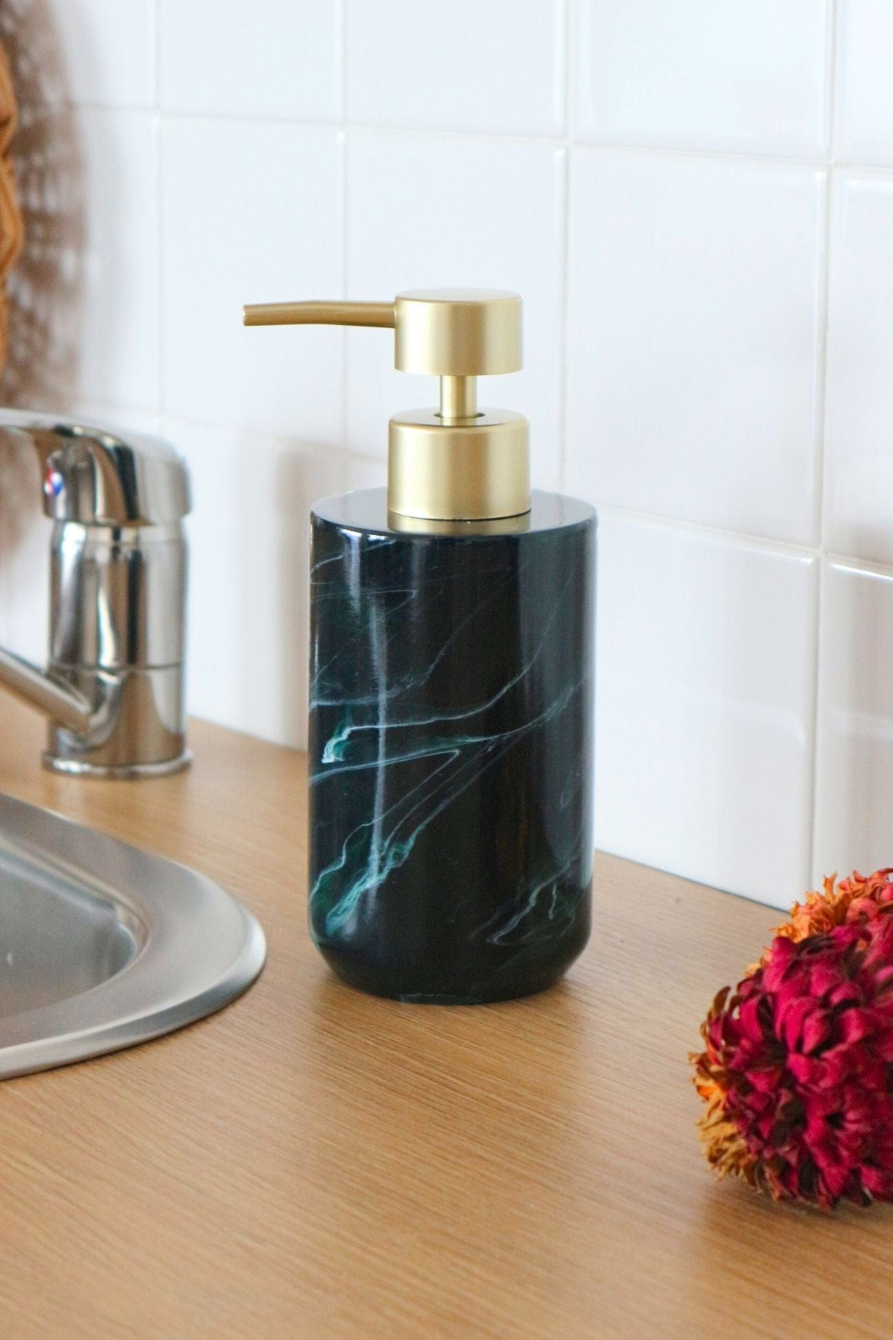 Item International Jibaro Jibaro - Dosatore di sapone in resina verde sfumato con finiture in oro