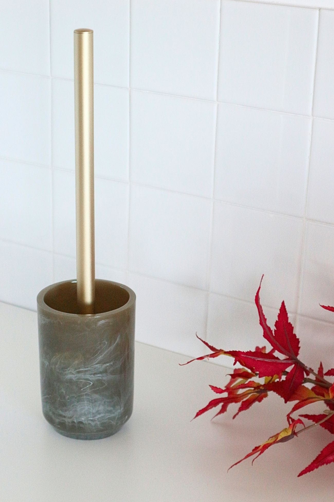 Item International Jibaro Jibaro - Scopino con contenitore in resina dorata e manico dorato | Item International