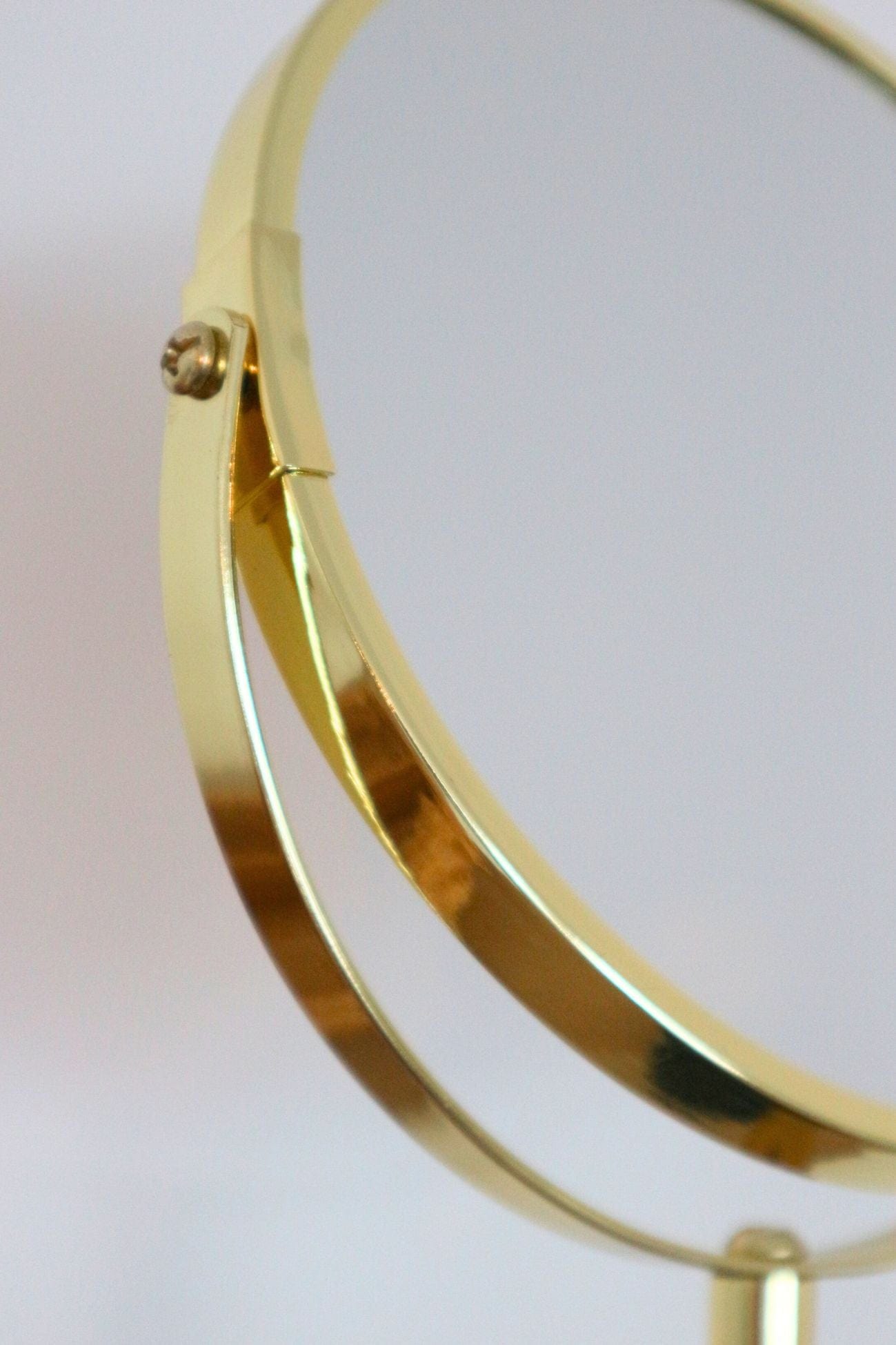 Item International Jibaro Jibaro - Specchio tondo con base in resina verde e finiture dorate | Item International