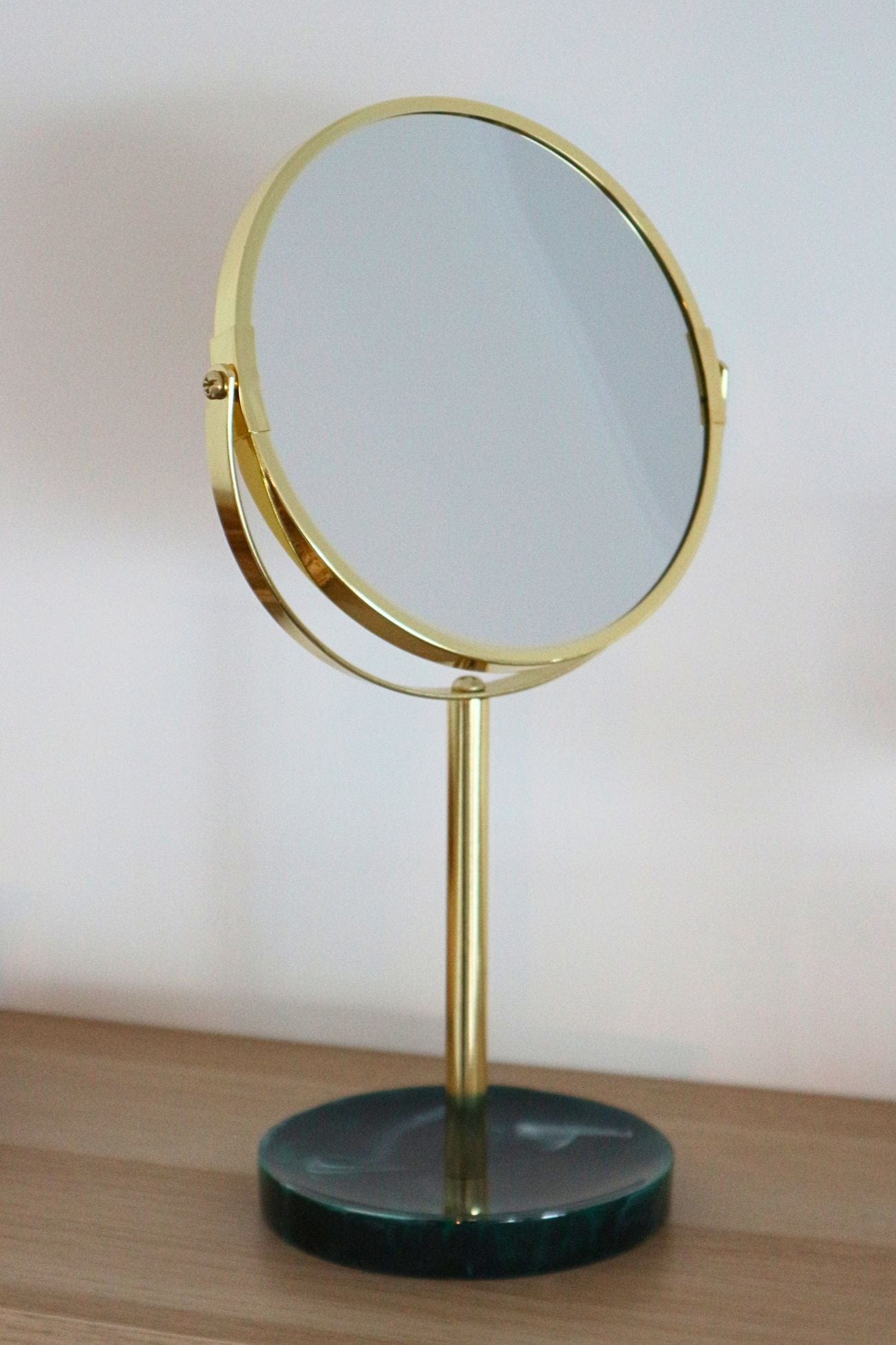 Item International Jibaro Jibaro - Specchio tondo con base in resina verde e finiture dorate | Item International