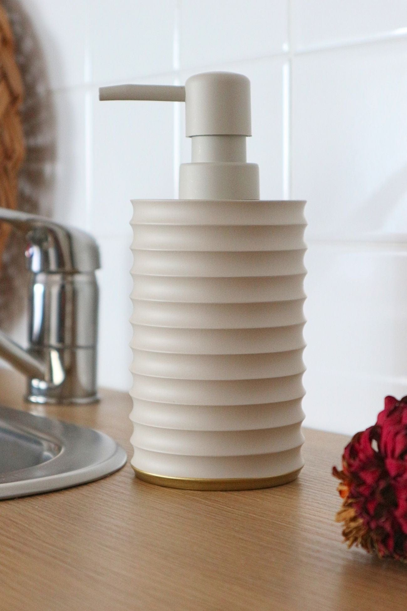 Item International Jolie Jolie - Dosatore di sapone in resina rosa