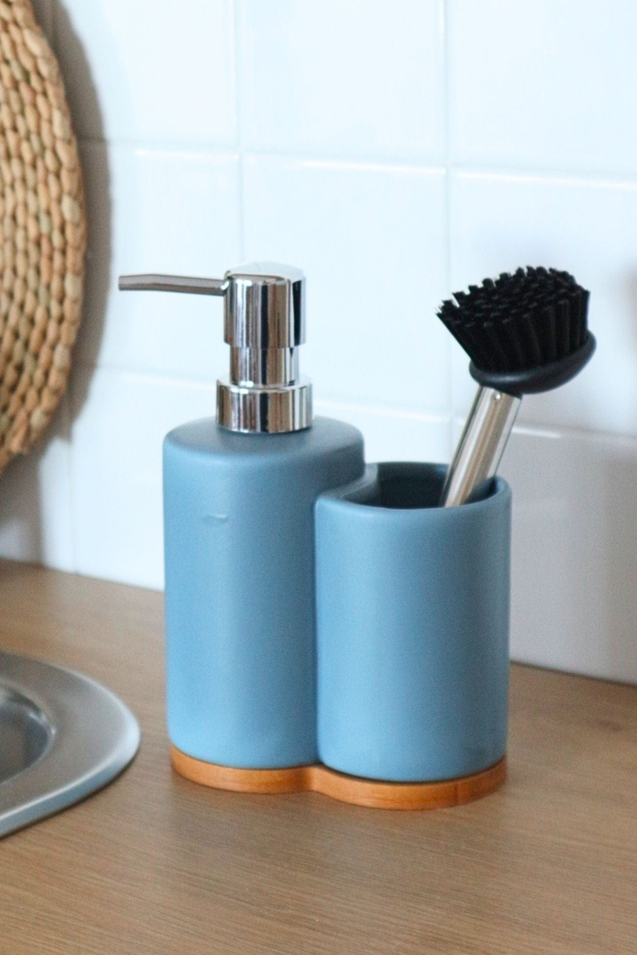 Item International Joseph Joseph - Dosatore di sapone in ceramica azzurra con spazzola | Item International