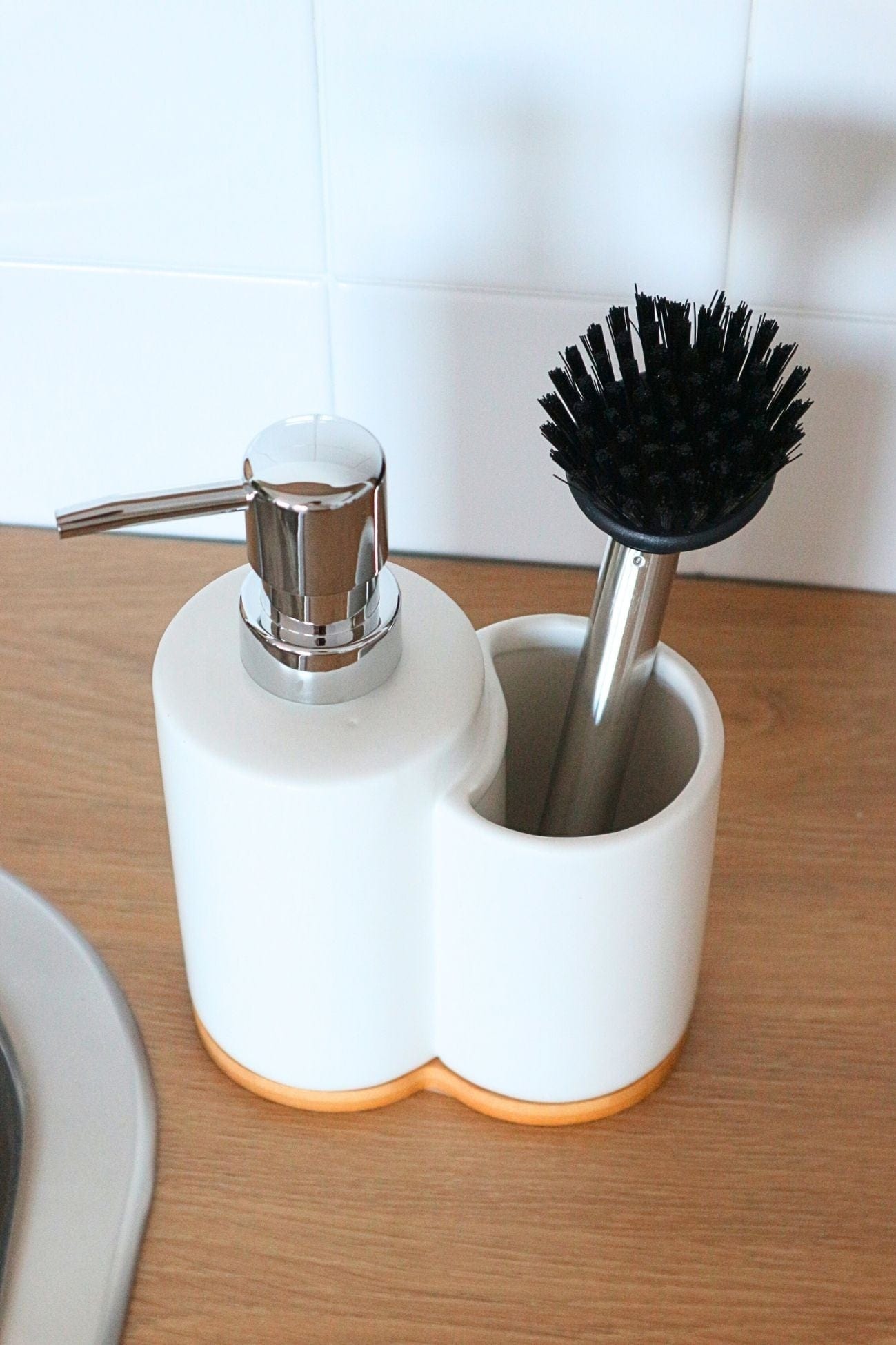 Item International Joseph Joseph - Dosatore di sapone in ceramica bianca con spazzola | Item International