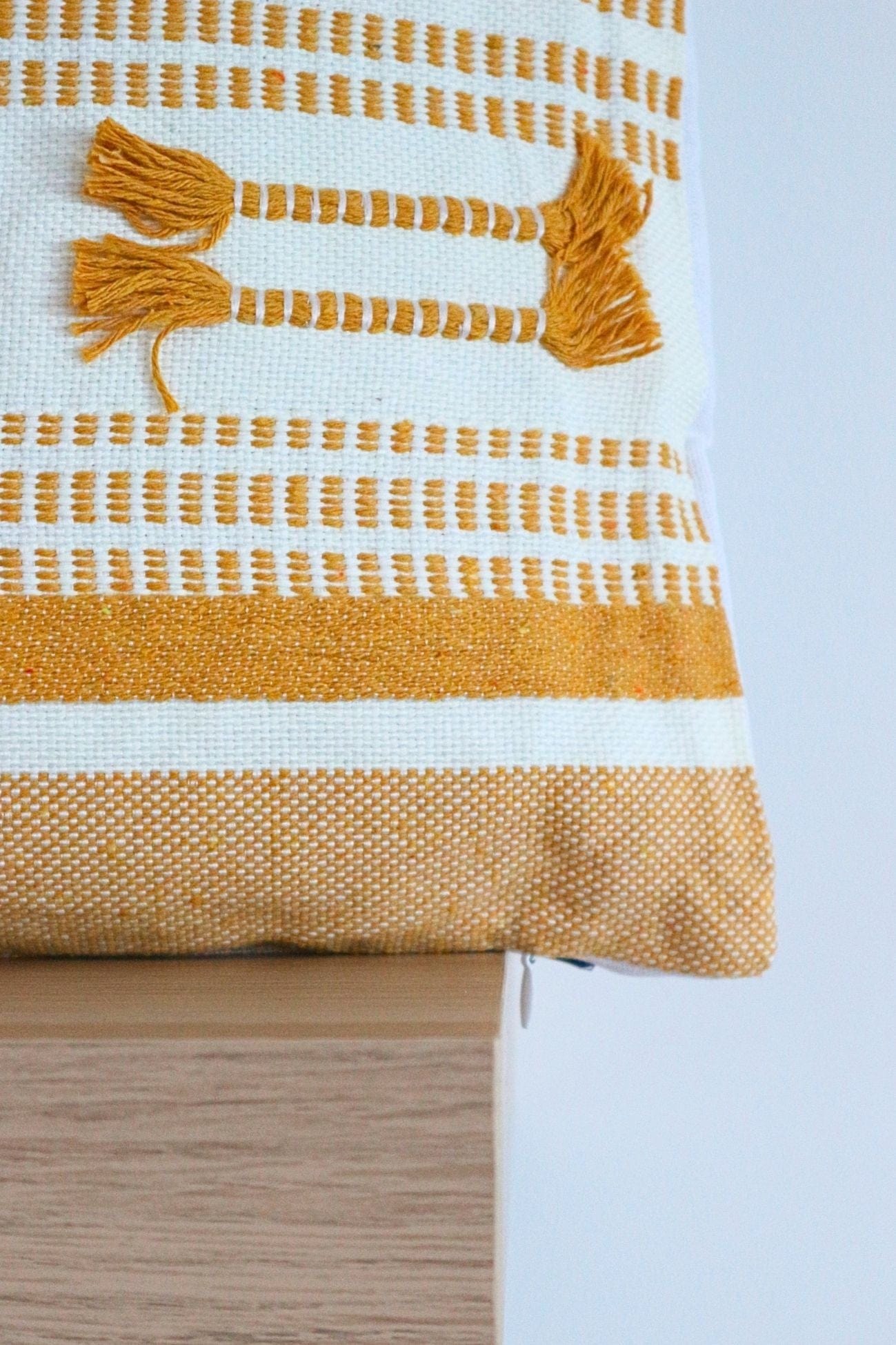 Item International Jumbai Jumbai - Cuscino arredo imbottito in cotone giallo e bianco | Item International