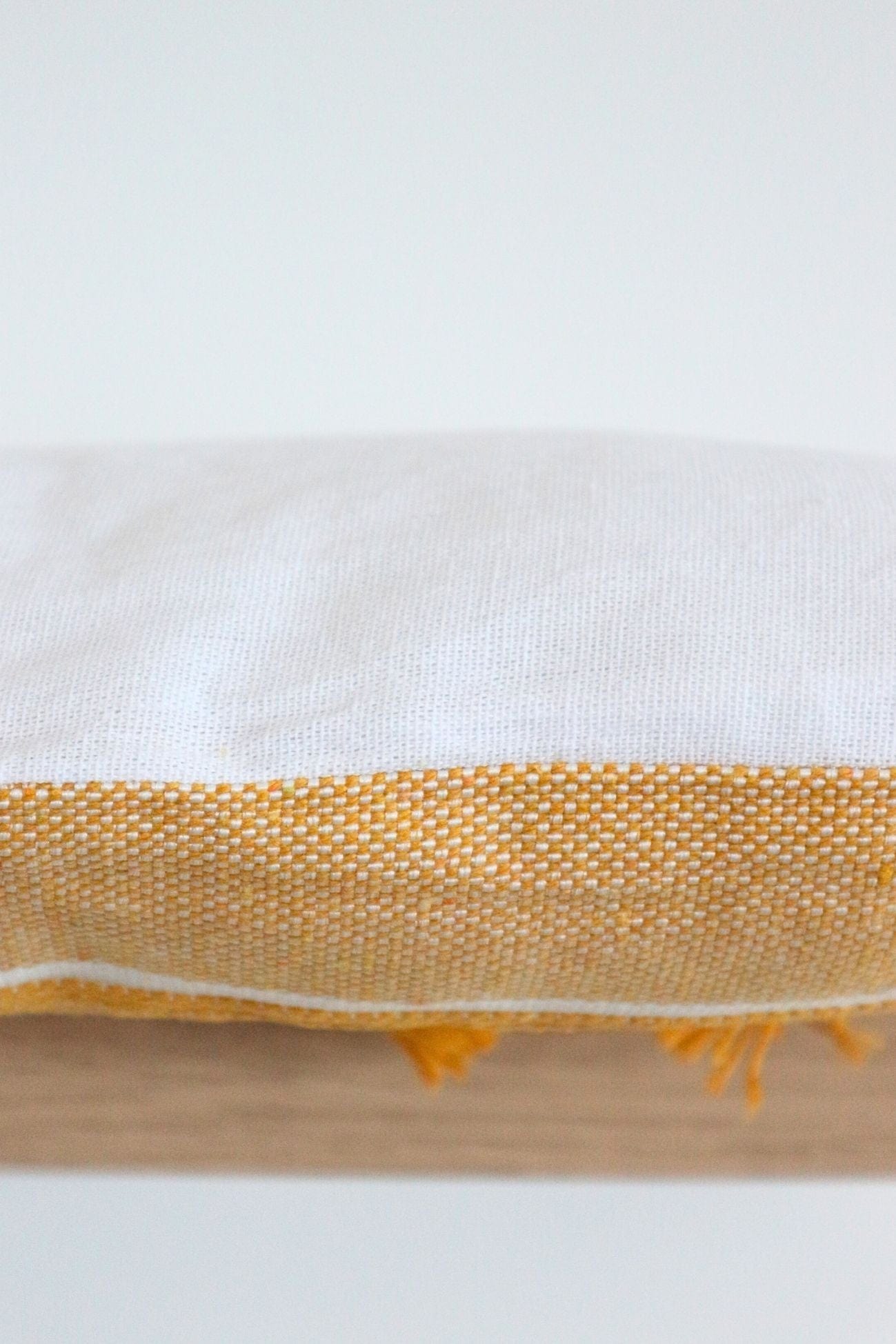 Item International Jumbai Jumbai - Cuscino arredo imbottito in cotone giallo e bianco | Item International