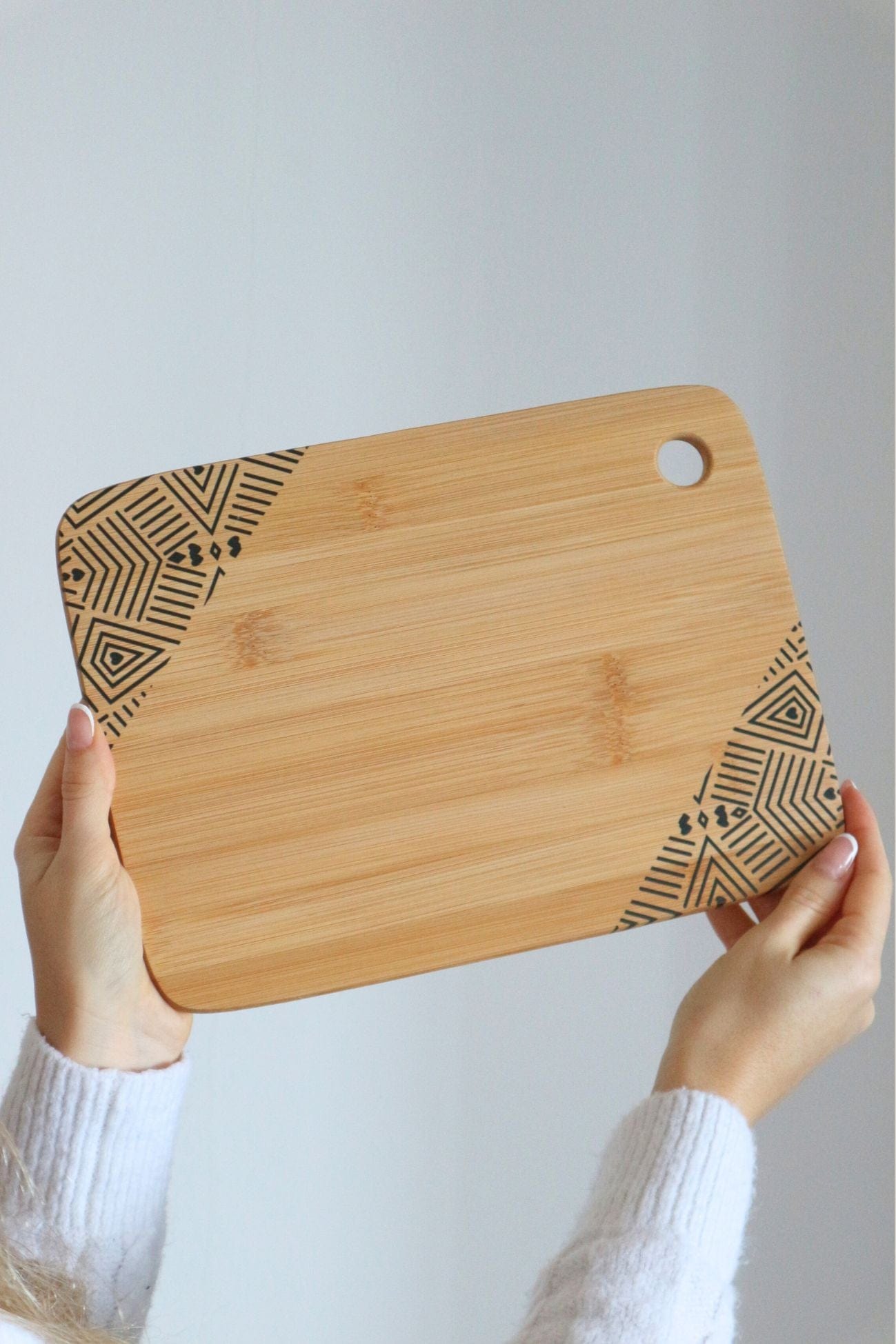 Item International Kanok Kanok - Tagliere in bambù con incisioni tribali e occhiello | Item International Medio