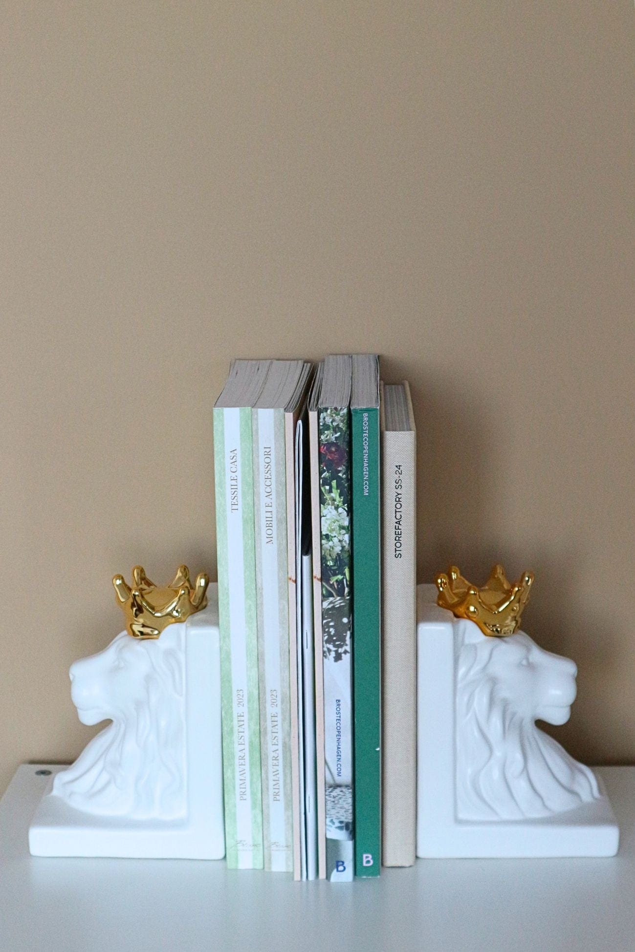 Item International King King - Set di 2 fermalibri a forma di leone in porcellana bianca | Item International